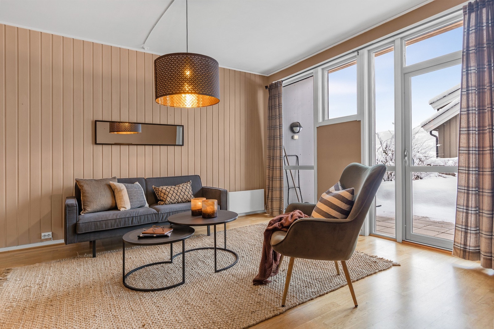 Store vinduer mot uteplassen Galleribilde