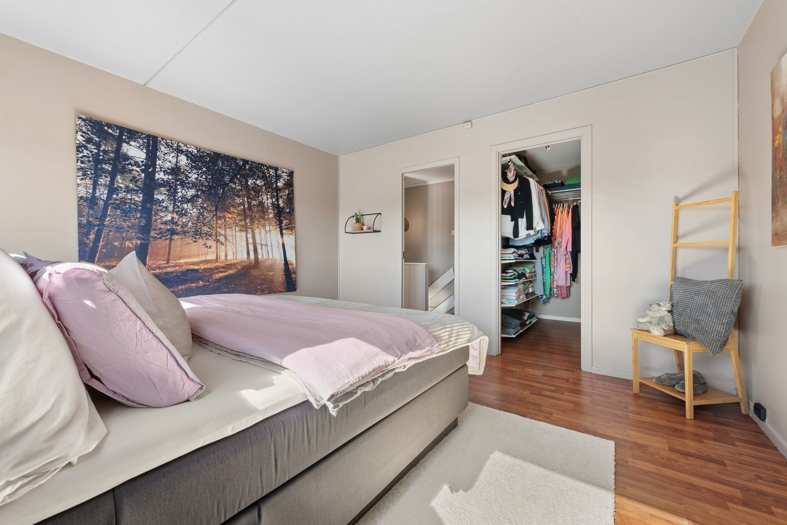 Hovedsoverommet har god plass til dobbeltseng og tilhørende walk-in-garderobe som gir svært gode oppbevaringsmuligheter. Galleribilde