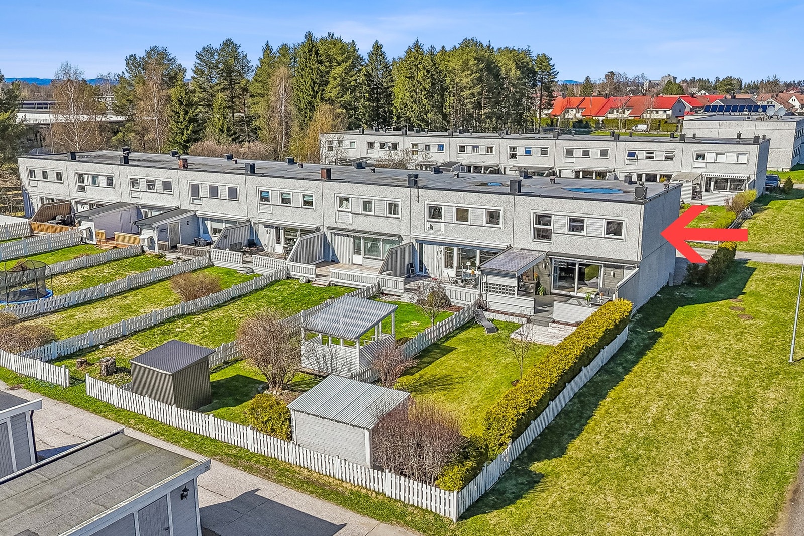 Her bor du sentralt og barnevennlig til, med kort vei til barnehager, skoler, kollektivtransport og butikker. Galleribilde