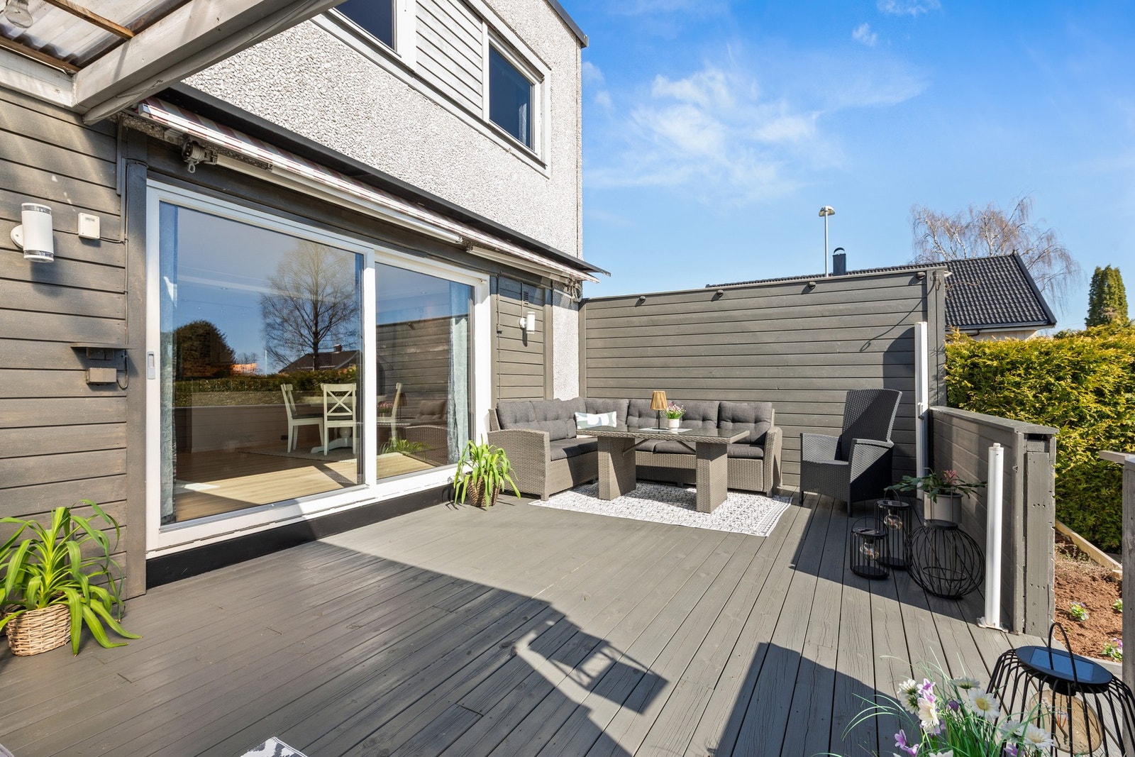 Uteområdet består av en stor terrasse med god plass til sittegrupper og grill, delvis skjermet for innsyn. Galleribilde