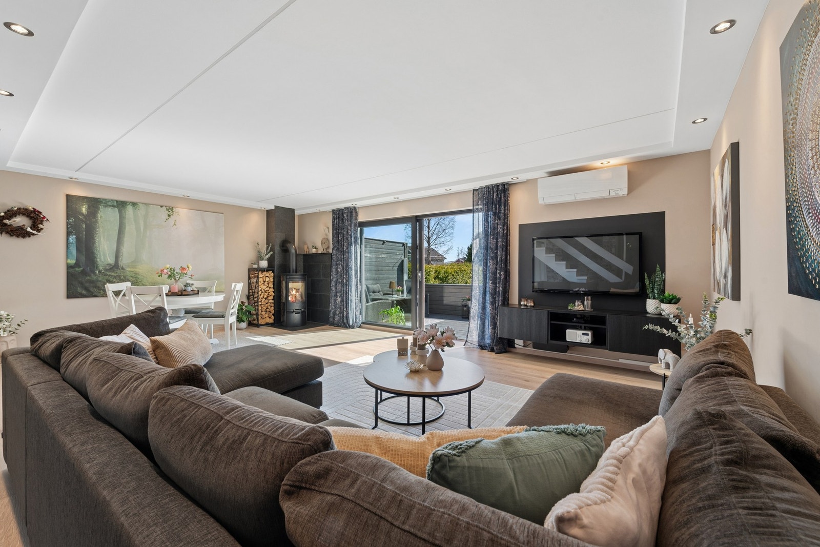 Stuen fremstår som romslig og innbydende med gode møbleringsmuligheter og store vindusflater som slipper inn rikelig med naturlig lys. Galleribilde