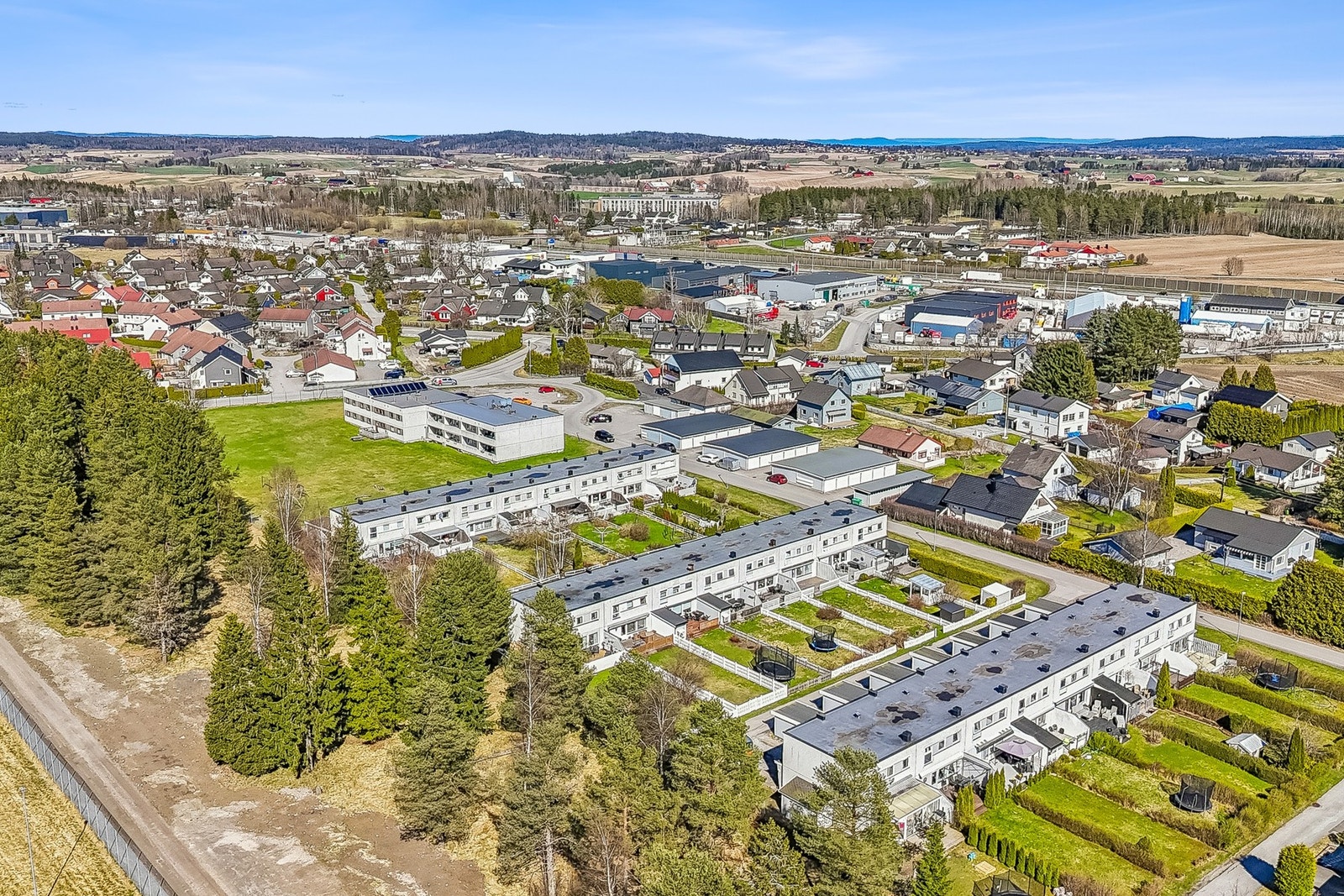 For pendlere er beliggenheten svært gunstig. Fra Kløfta stasjon går det tog og buss med hyppige avganger mot både Oslo, Lillestrøm og Gardermoen. Galleribilde