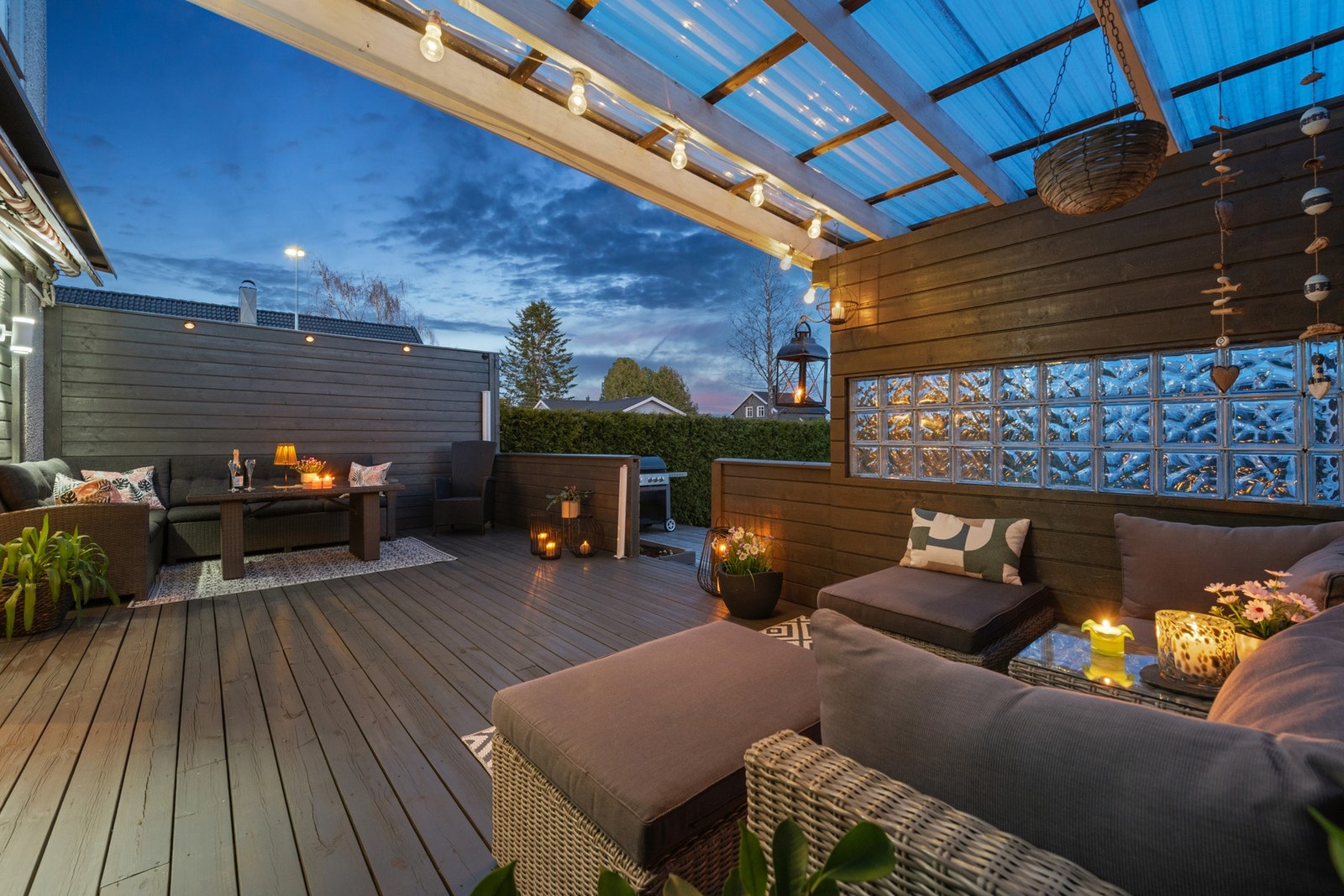 Hyggelig kveldsstemning på terrassen. Galleribilde