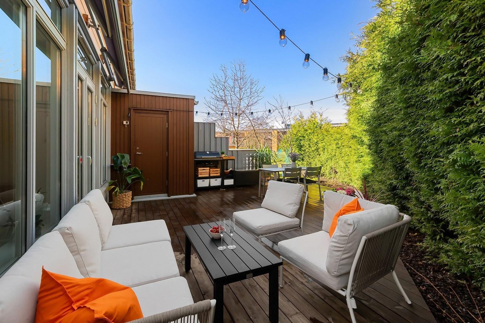 Fra stuen er det utgang til en fantastisk vestvendt terrasse med direkte tilgang til bod Galleribilde