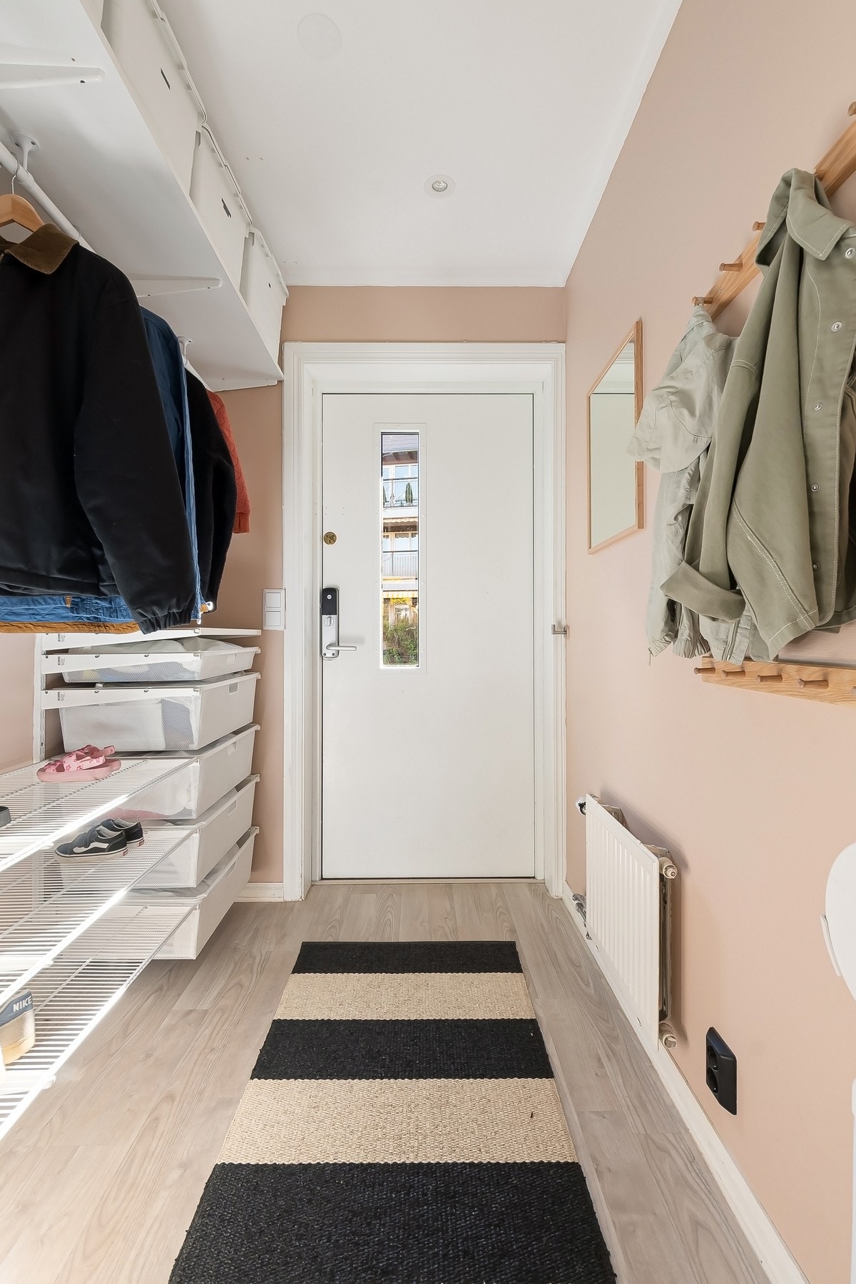 Innbydende entré med et lyst og delikat uttrykk som setter tonen for resten av hjemmet Galleribilde