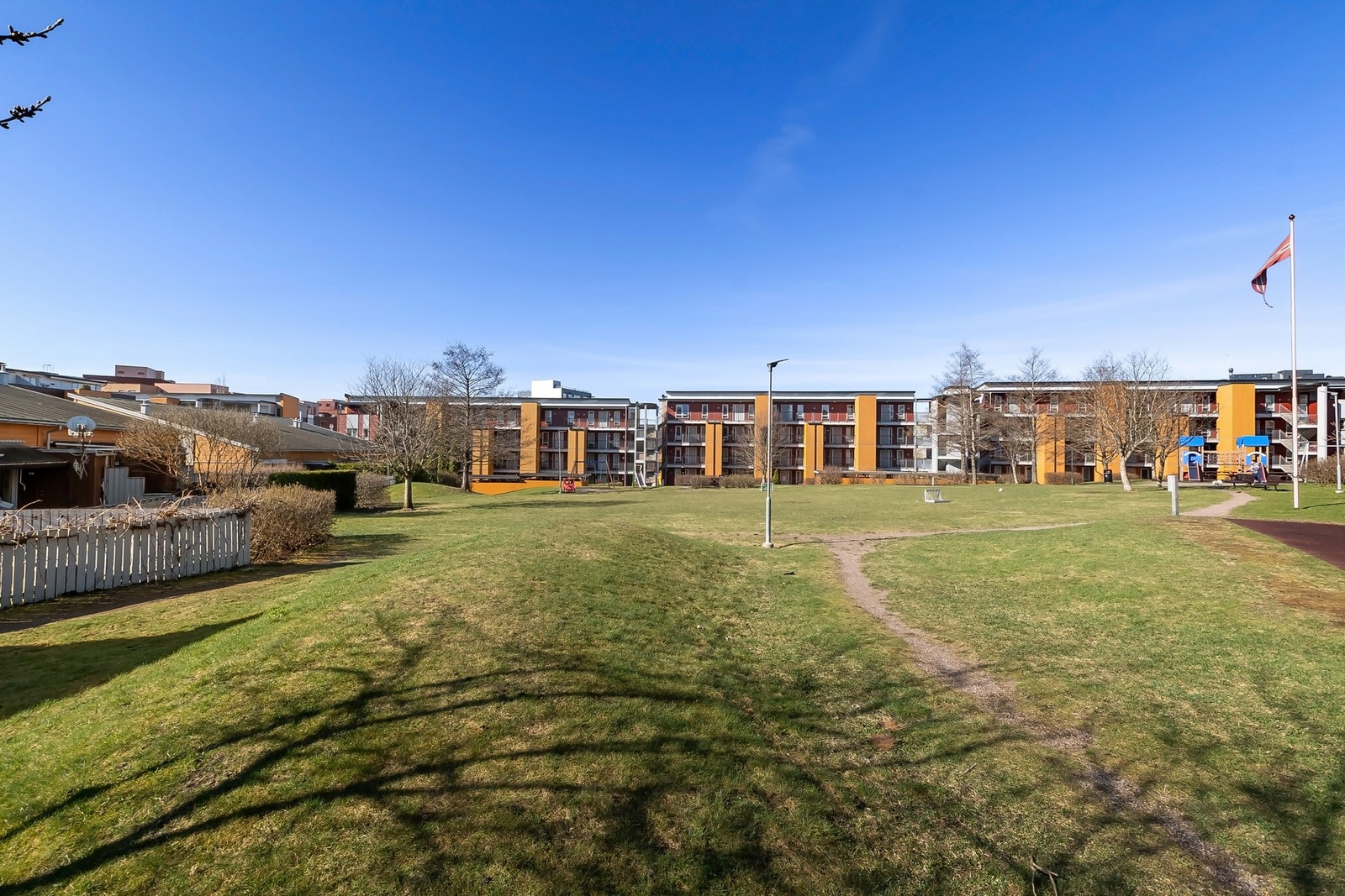 Flott uteområde med lekeplass for både små og store Galleribilde
