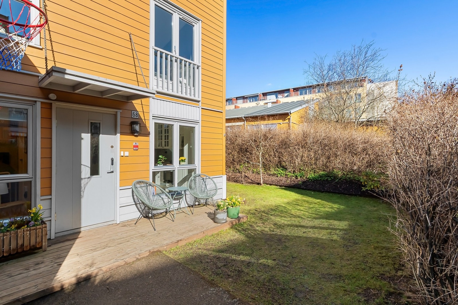 Hagen strekker seg rundt boligen og byr på meget gode solforhold Galleribilde
