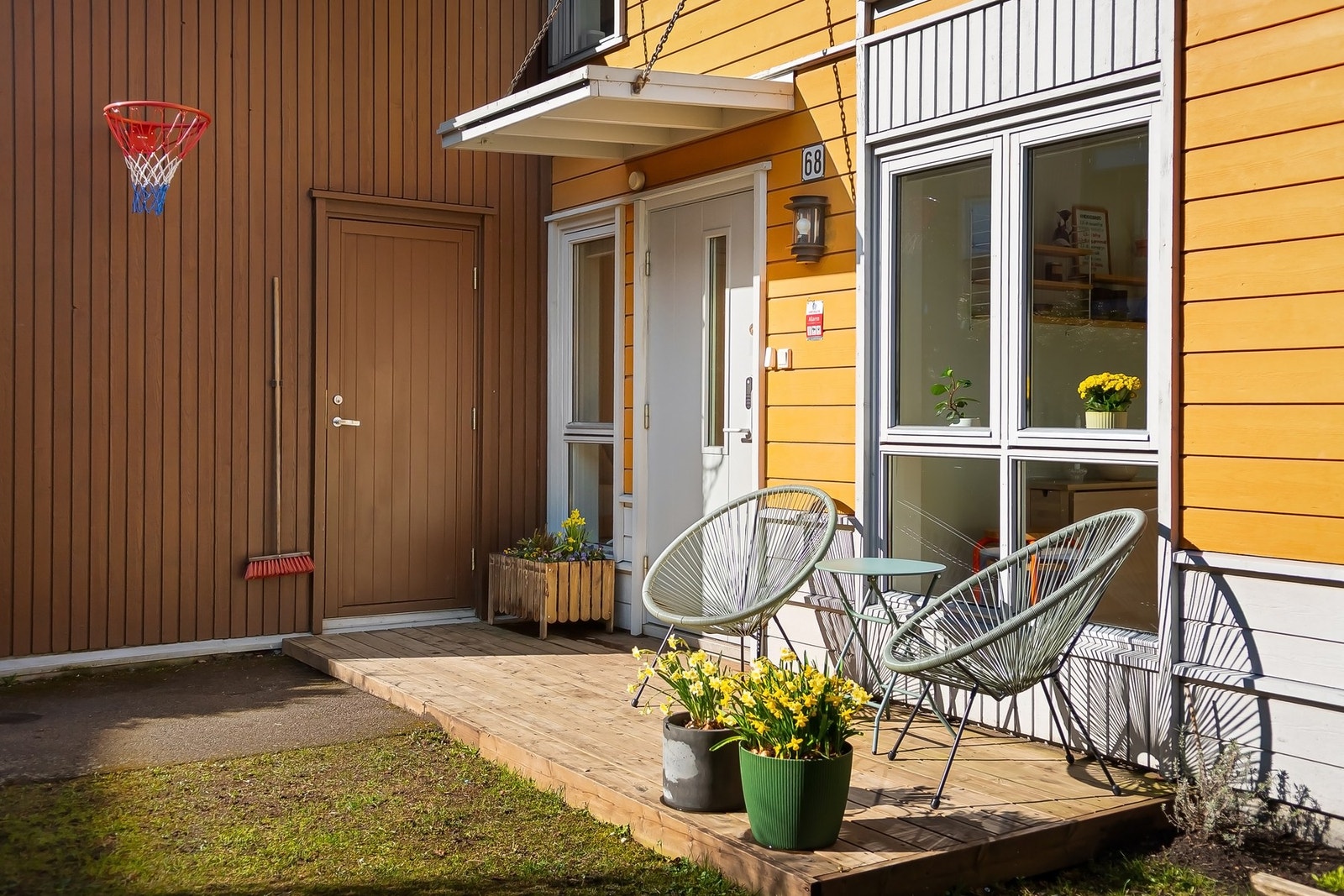 Ved inngangspartiet er det en østvendt markterrasse, med direkte tilgang til bod Galleribilde