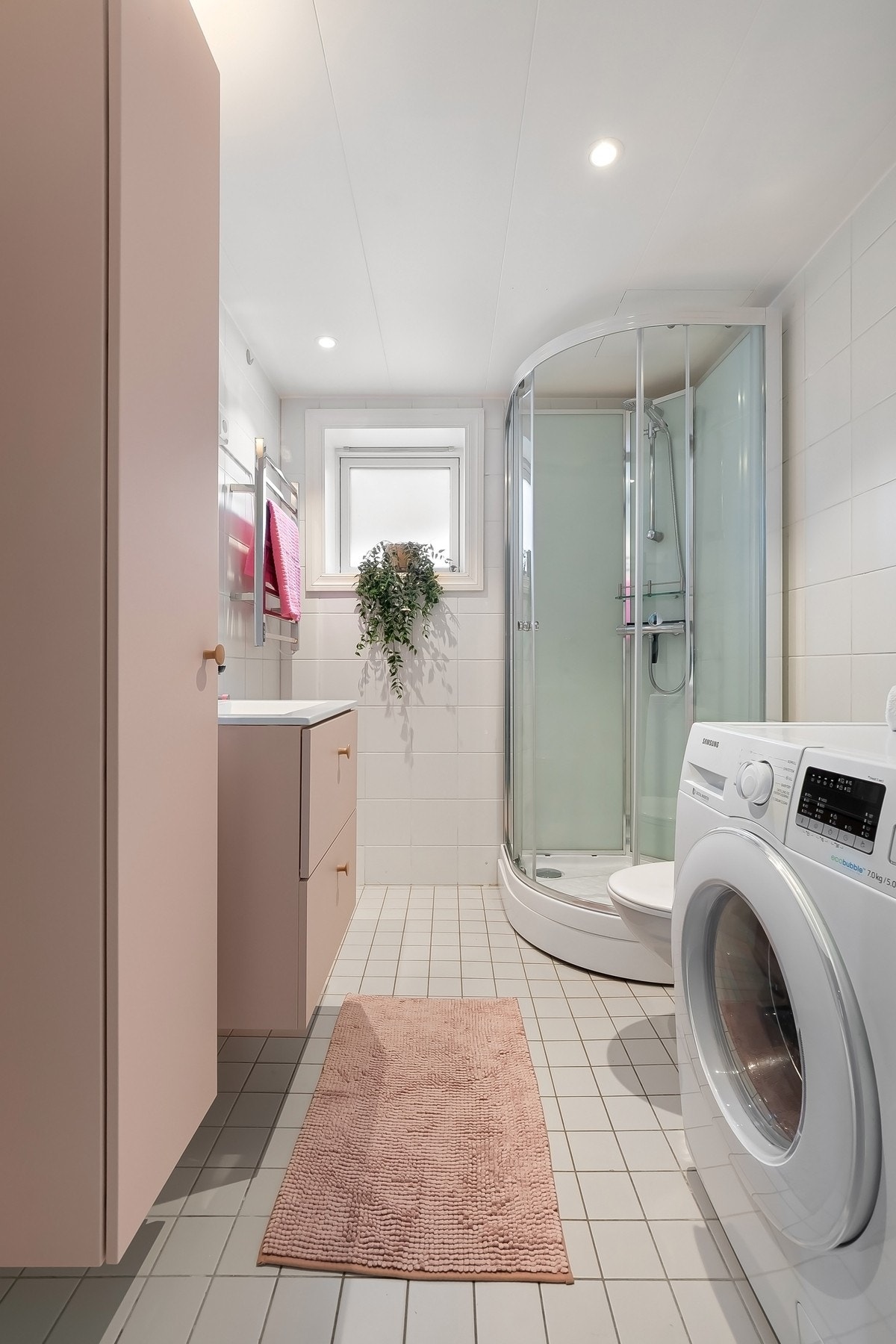 Badet har varme i gulv Galleribilde