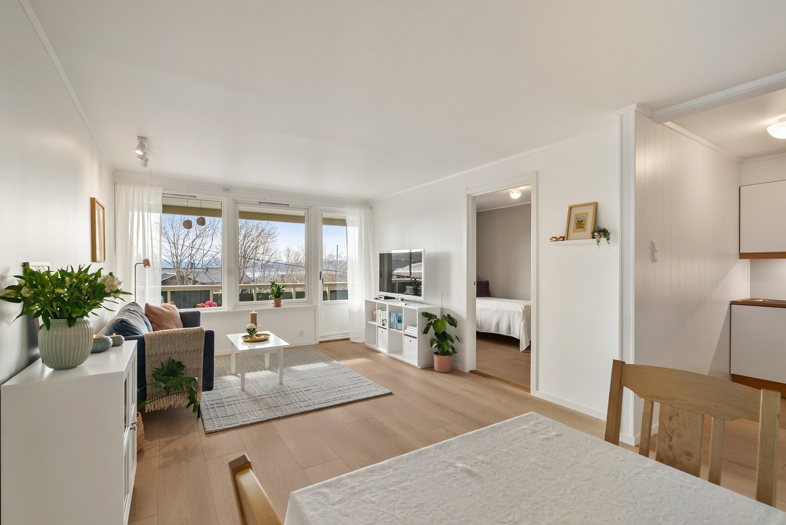 Leiligheten har lysmalte vegger og lys laminat på gulvet. Galleribilde
