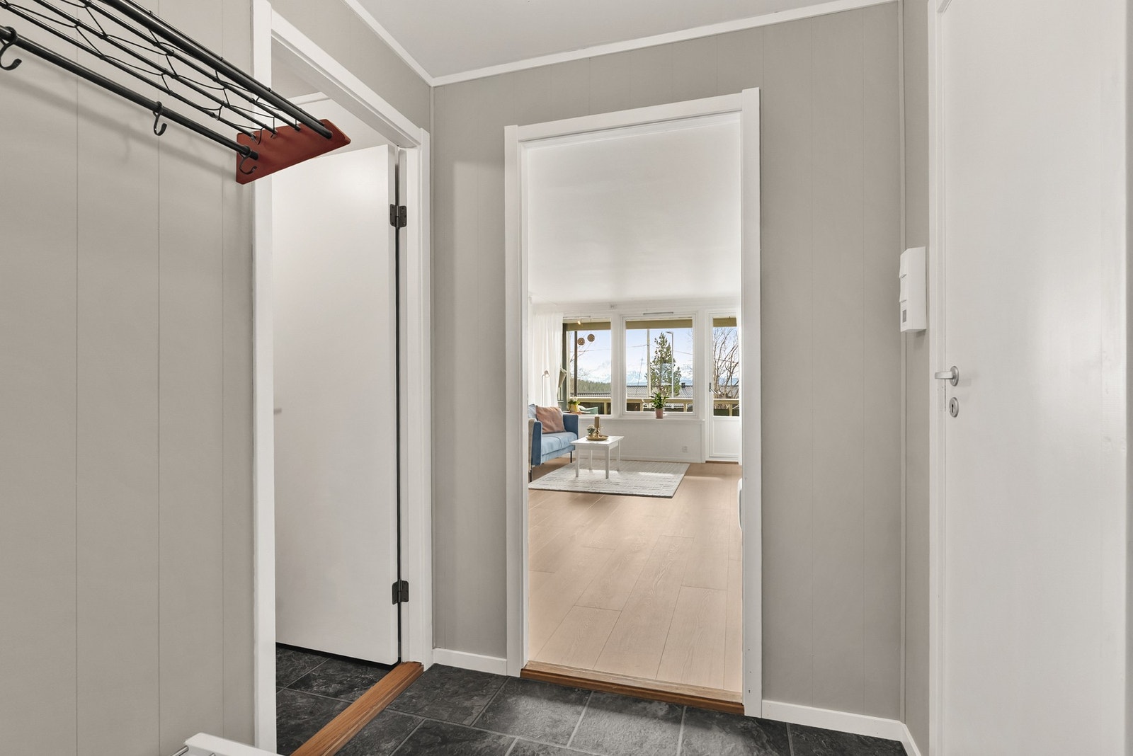 Velkommen inn! Entré med plass til klesoppheng langs vegg - Adkomst til bod - Det er i tillegg en utebod i tilknytning til carport Galleribilde