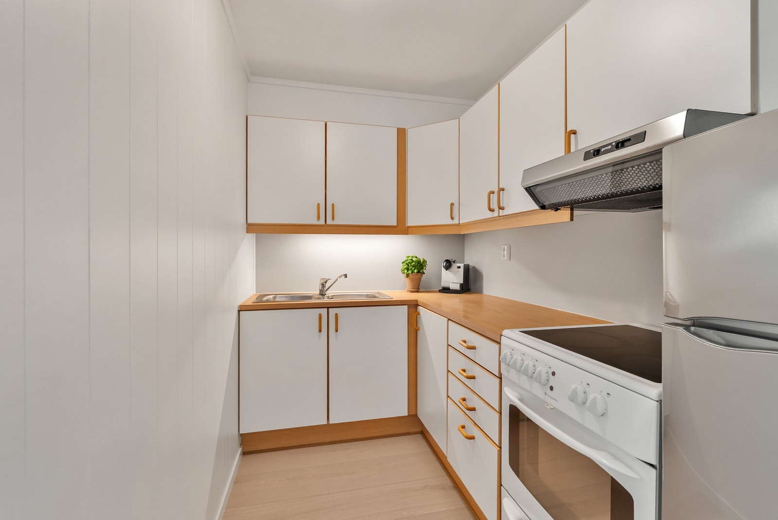 Kjøkkenet har innredning med glatte fronter og benkeplate av laminat. Galleribilde