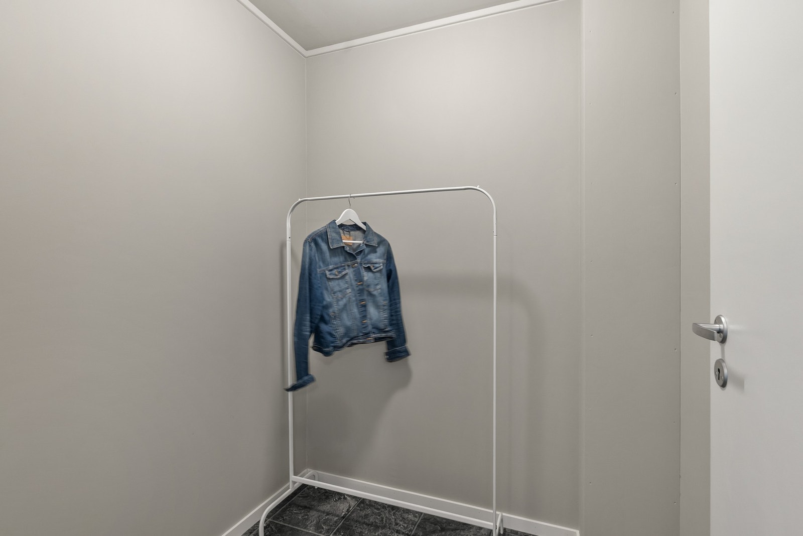 Praktisk bod med adkomst fra entré Galleribilde