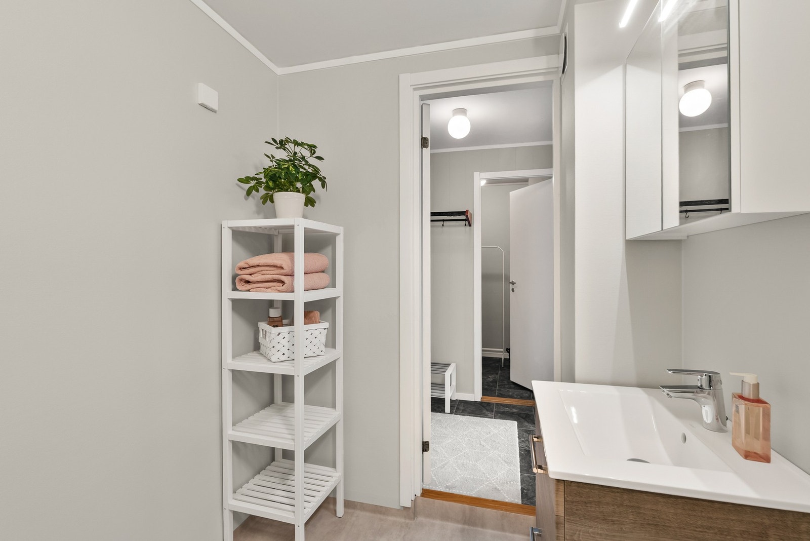 Innredning med nedfelt servant, toalett, dusjkabinett og opplegg for vaskemaskin - Renovert i 2026 Galleribilde