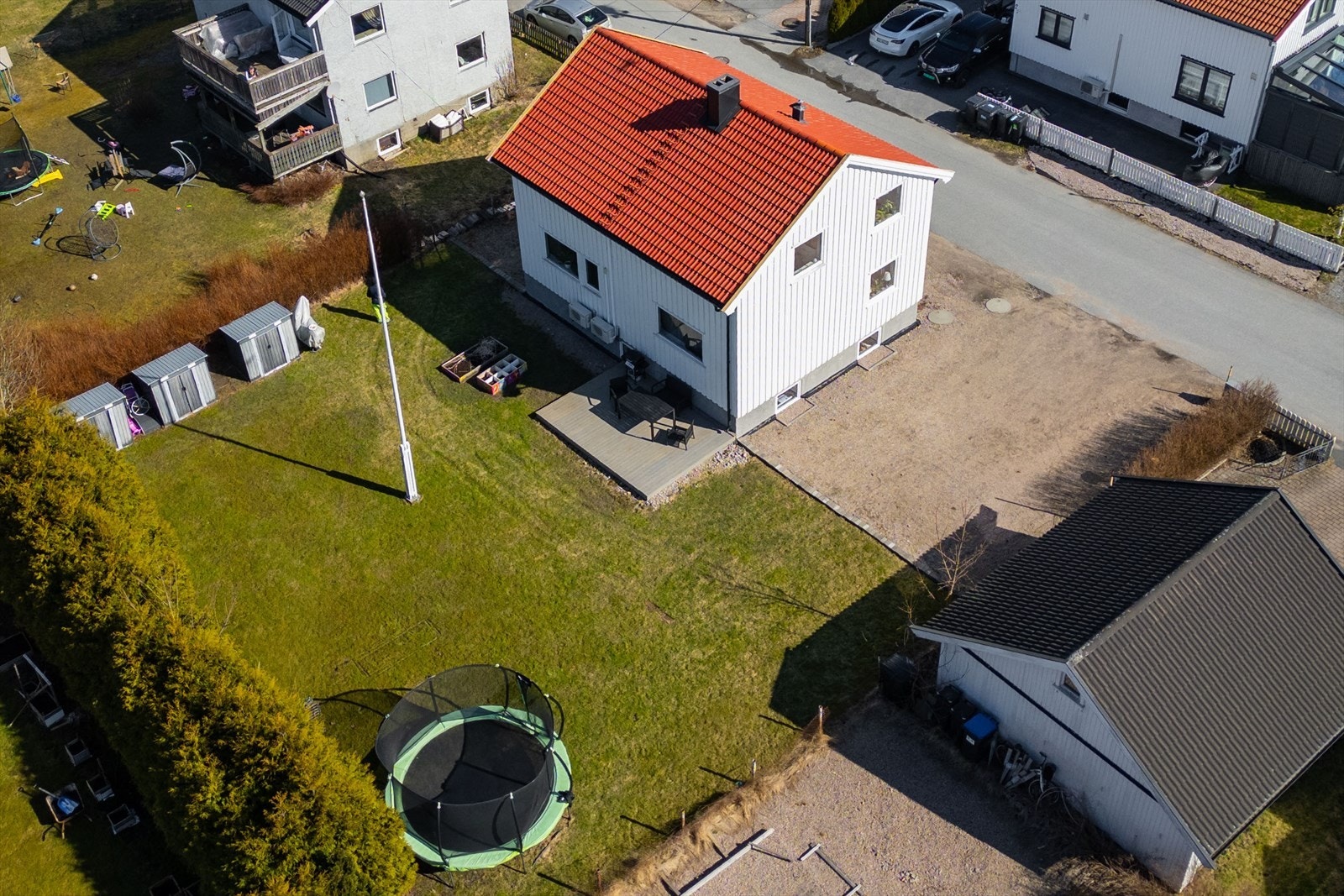 Eiendommen har en romslig tomt og pen hage. Galleribilde