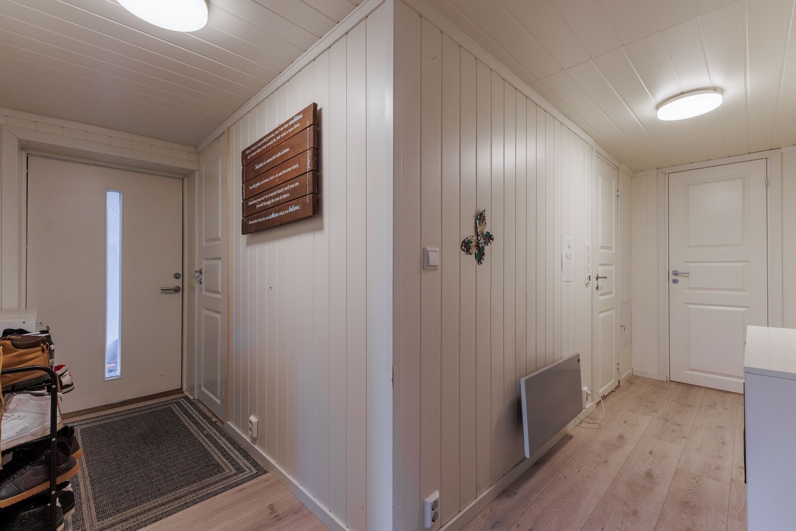 Velkommen inn til underetasjen - hver etasje har egen strømmåler, bad og kjøkken. Galleribilde
