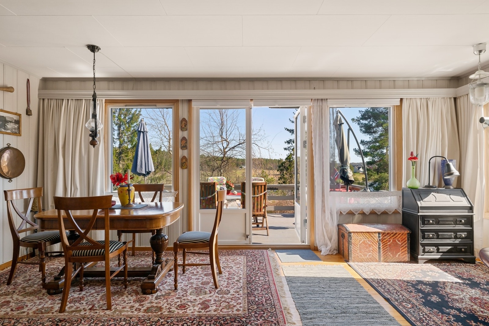 Utgang fra stue til solrik uteplass Galleribilde