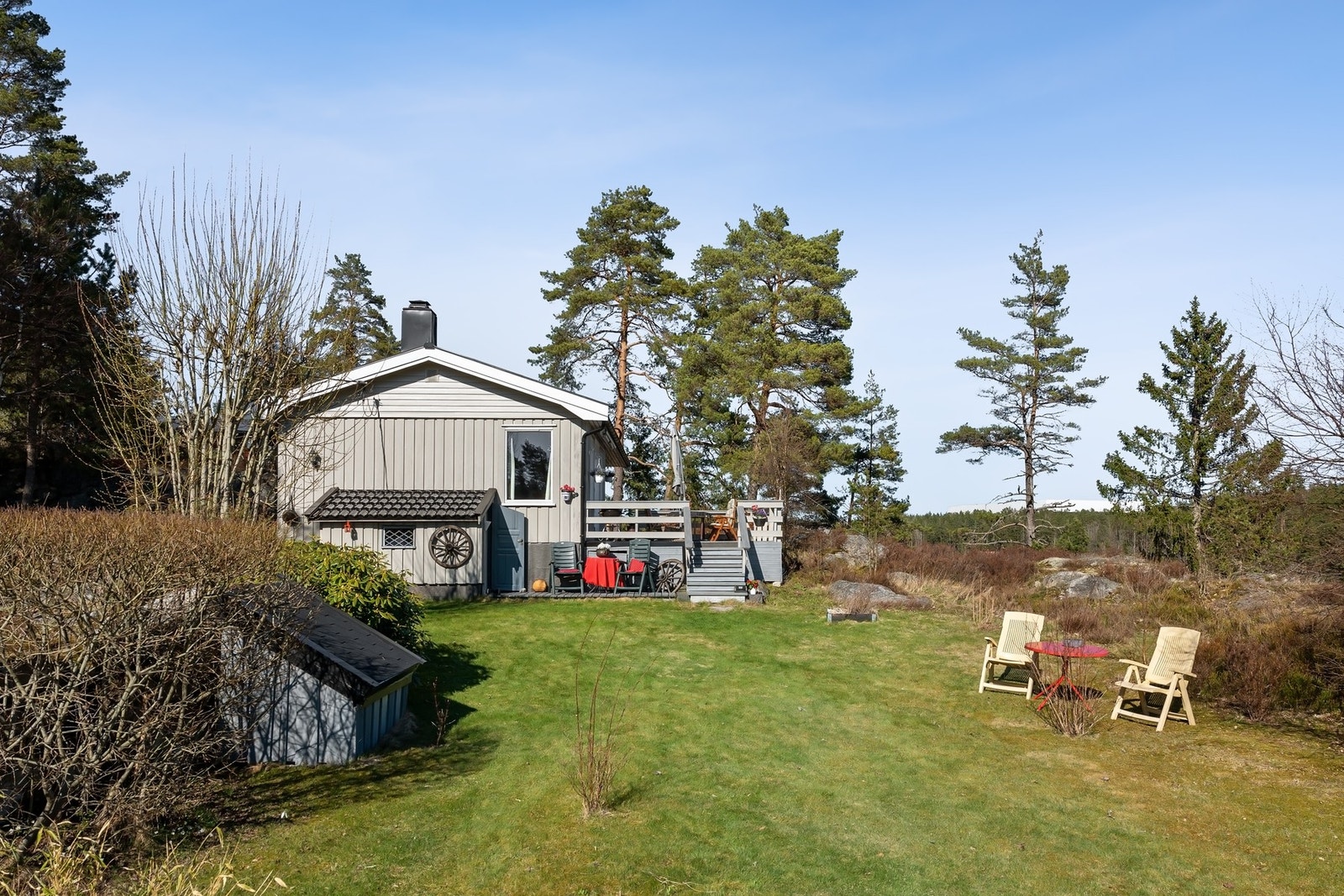 Tomten er stor og skjermet Galleribilde