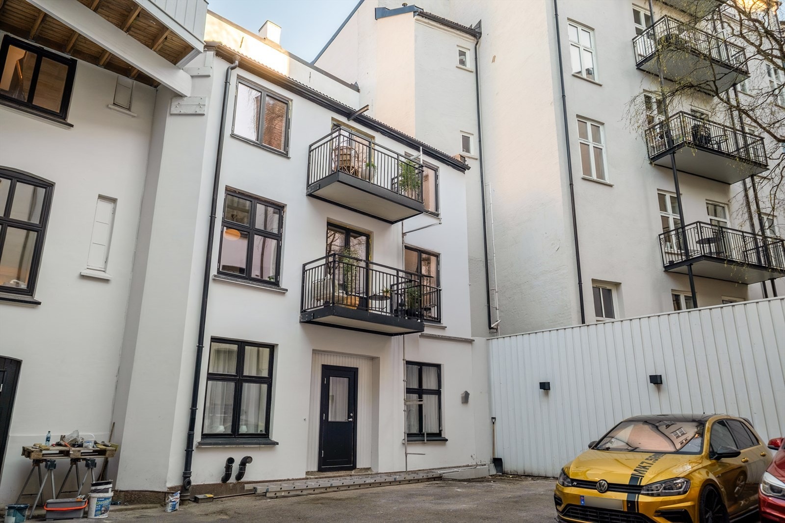 Leiligheten er tilbaketrukket i rolig bakgård Galleribilde
