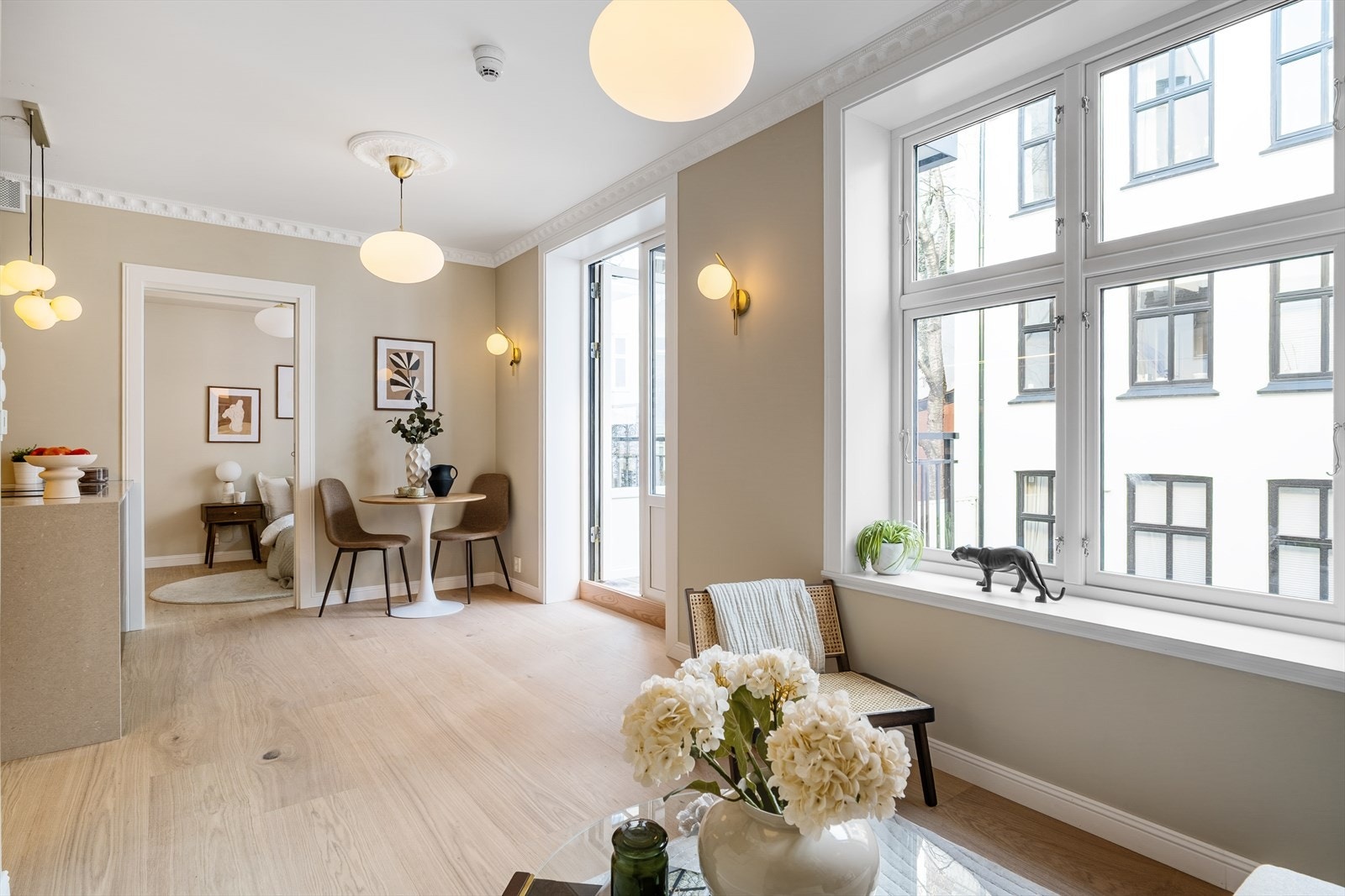 Det er gjennomgående parkett med gulvvarme og flotte detaljer i hele leiligheten Galleribilde
