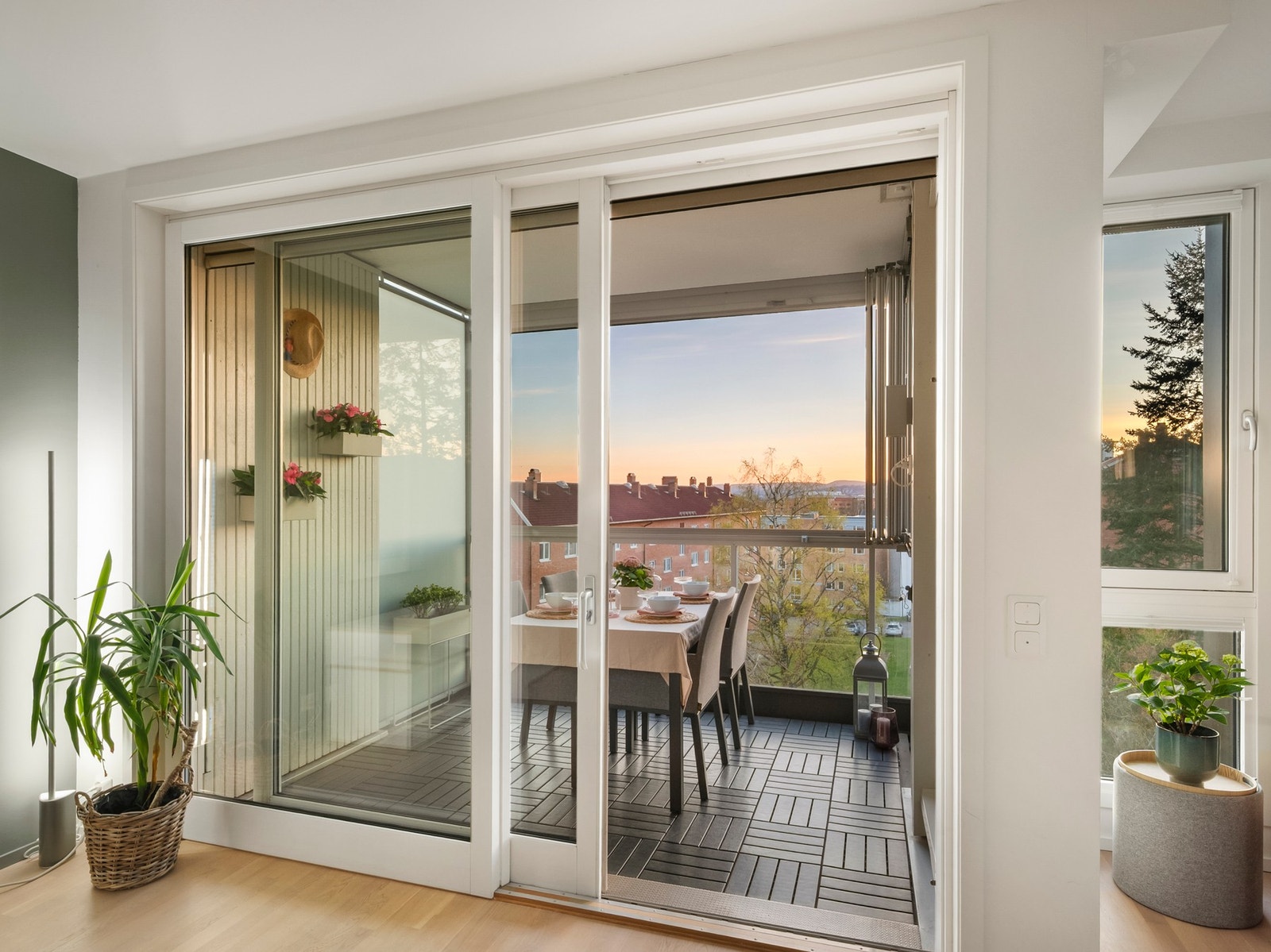 Fra stuen har du adkomst til en herlig innglasset balkong på ca. 6 kvm som fungerer som en naturlig forlengelse av stuen på sommerhalvåret Galleribilde