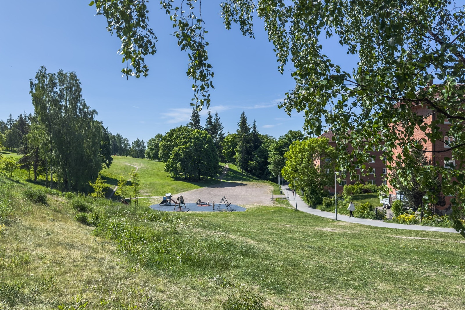 Her har du umiddelbar nærhet til et rikt utvalg av hyggelige caféer, uteliv, butikker, kollektivtransport og marka med sine flotte turmuligheter. Området kan friste med en rekke spise- og serveringssteder Galleribilde