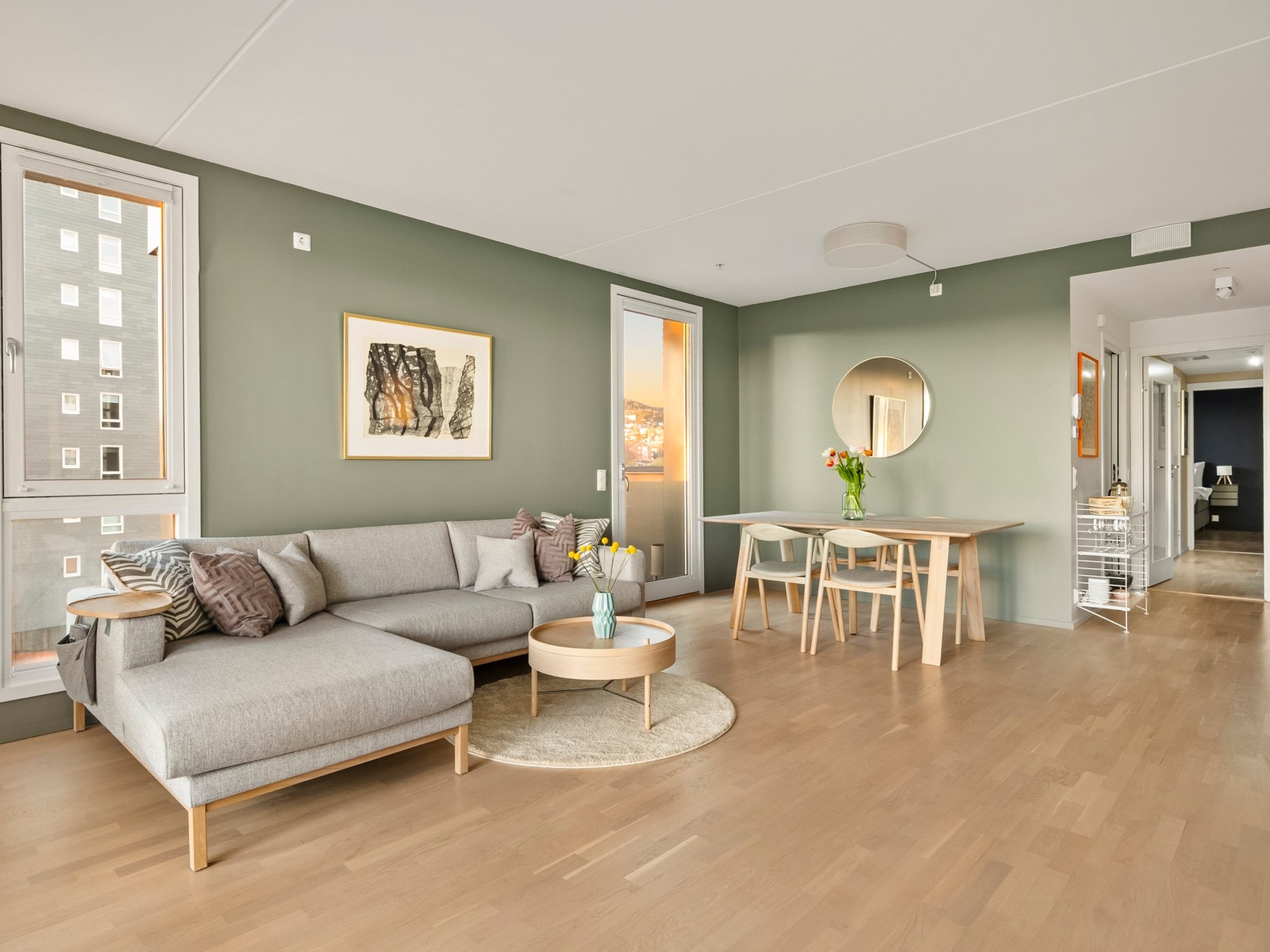 Stue med god plass til en stor sofagruppe med behagelig avstand til TV, samt et romslig spisebord Galleribilde