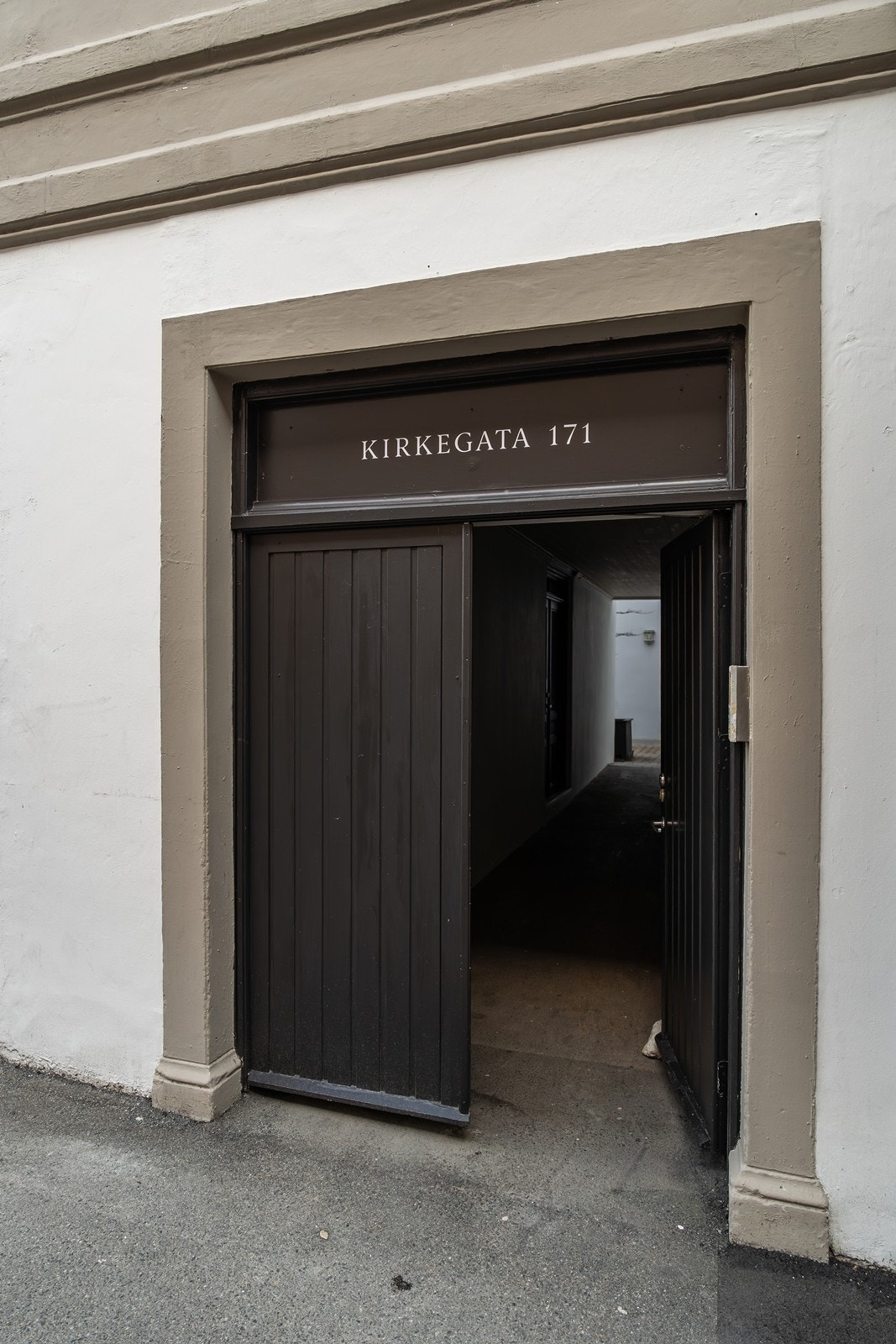 Flott inngangsparti til sameiet som består av 4 boligseksjoner. Galleribilde