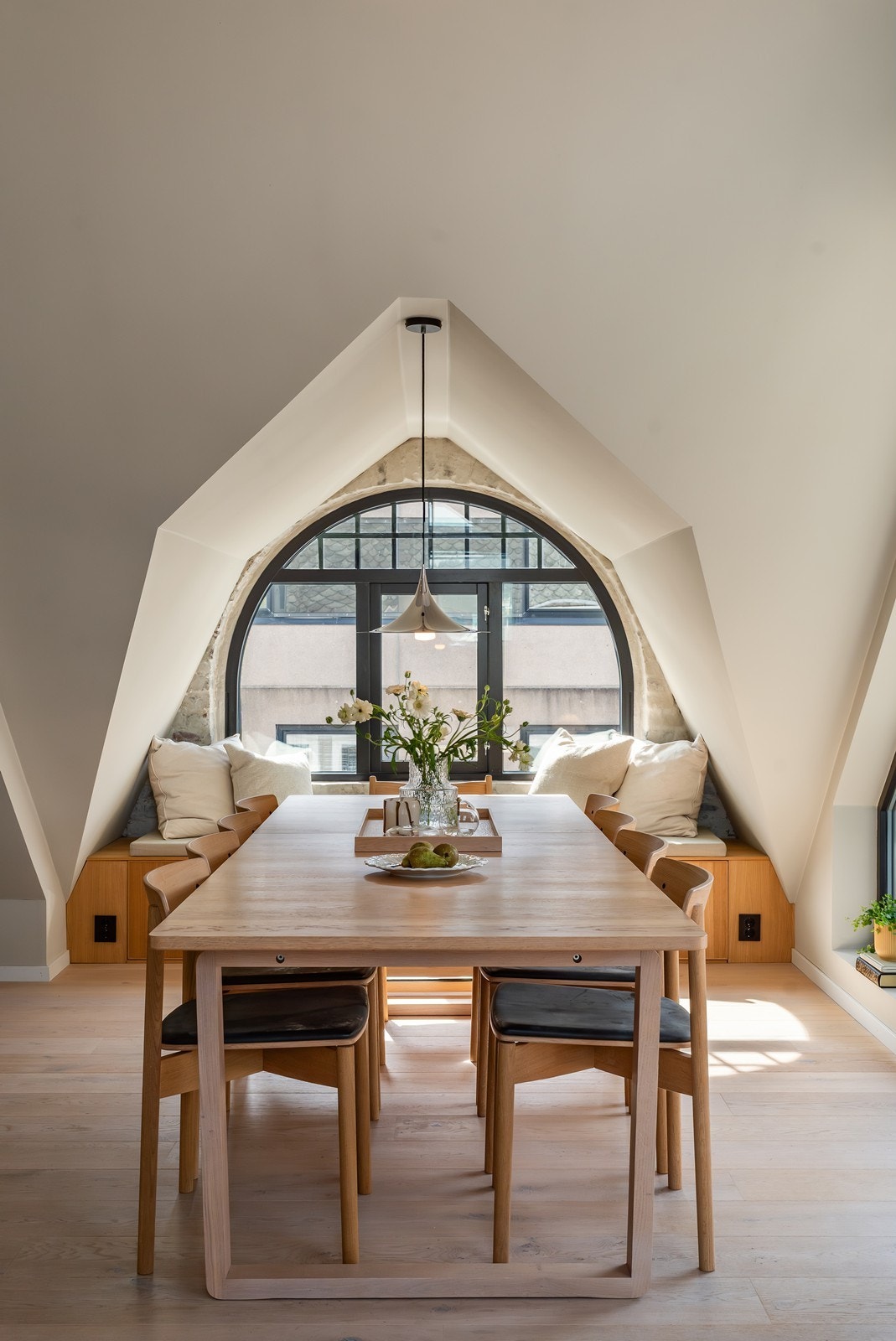 Her er det god plass til en stor spisebordsgruppe, perfekt for både hverdagsmåltider og hyggelige sammenkomster. Galleribilde