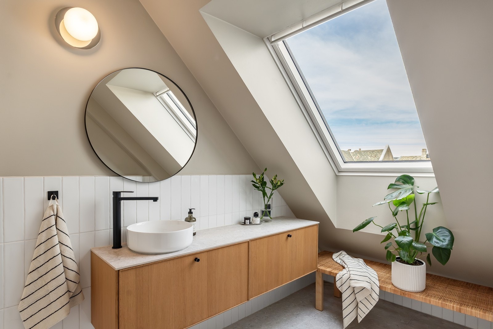 I denne etasjen ligger også et påkostet og lekkert baderom, utført med terrazzo-fliser på gulvet og glaserte fliser på deler av veggflatene. Galleribilde