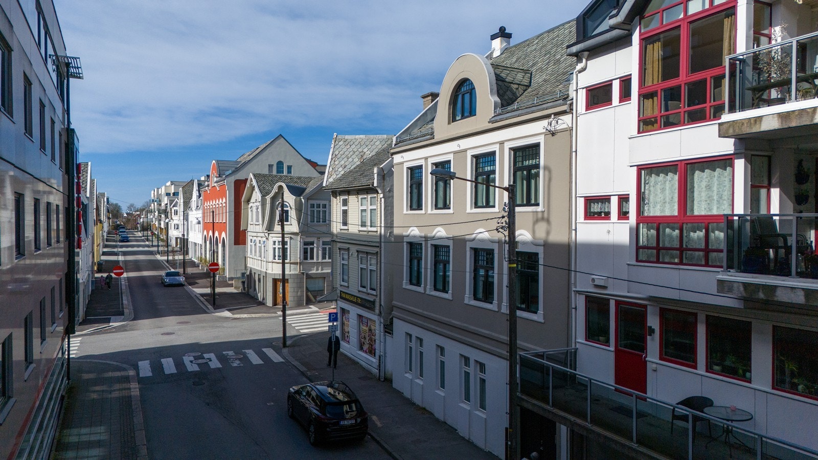 Bygården fremstår som velholdt, med flotte vinduer og vakre detaljer i fasaden. Galleribilde