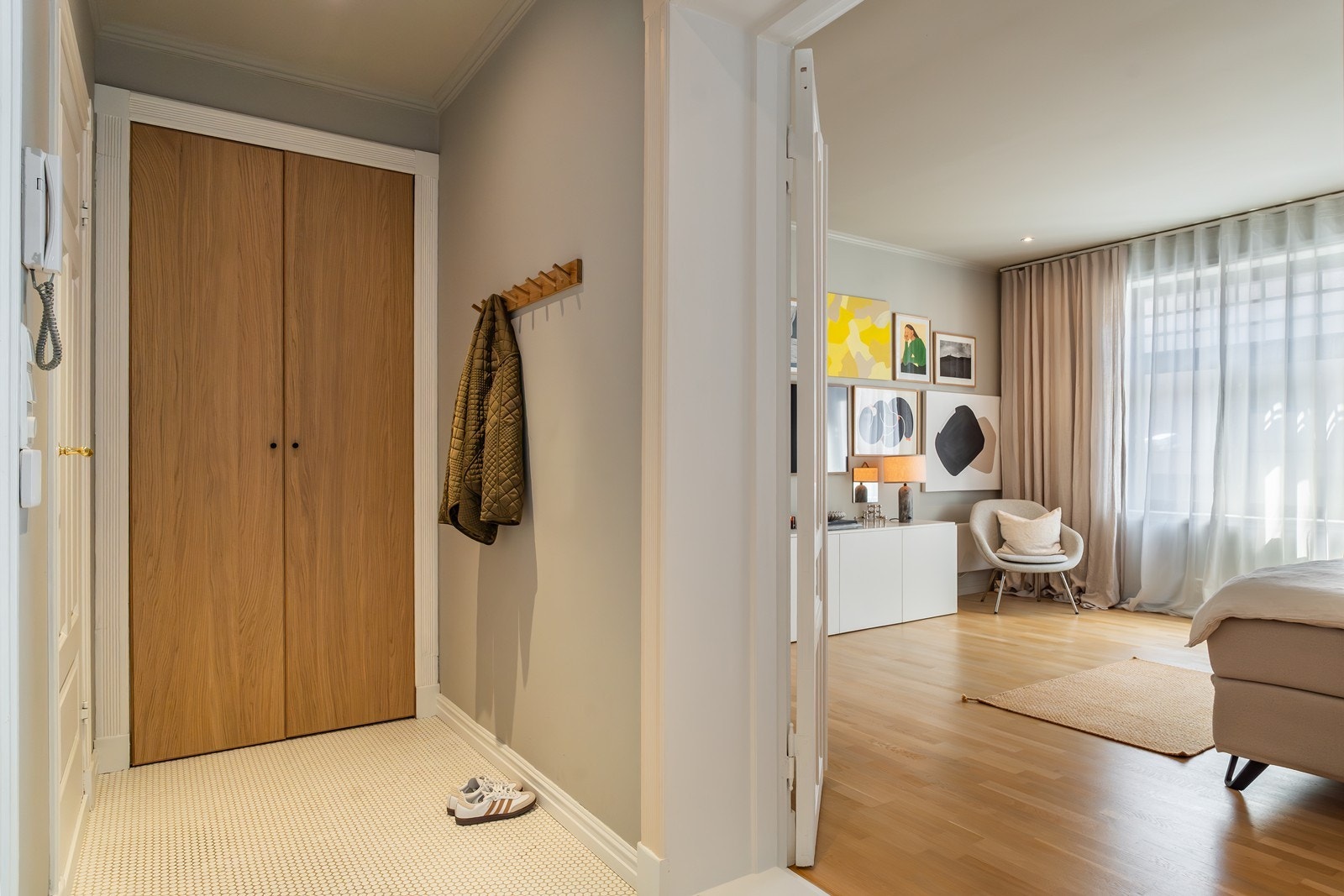 Du møtes av en flott entré med lekre fliser på gulvet. Et vakkert, innfelt garderobeskap i endeveggen sørger for gode oppbevaringsmuligheter for yttertøy og sko. Galleribilde