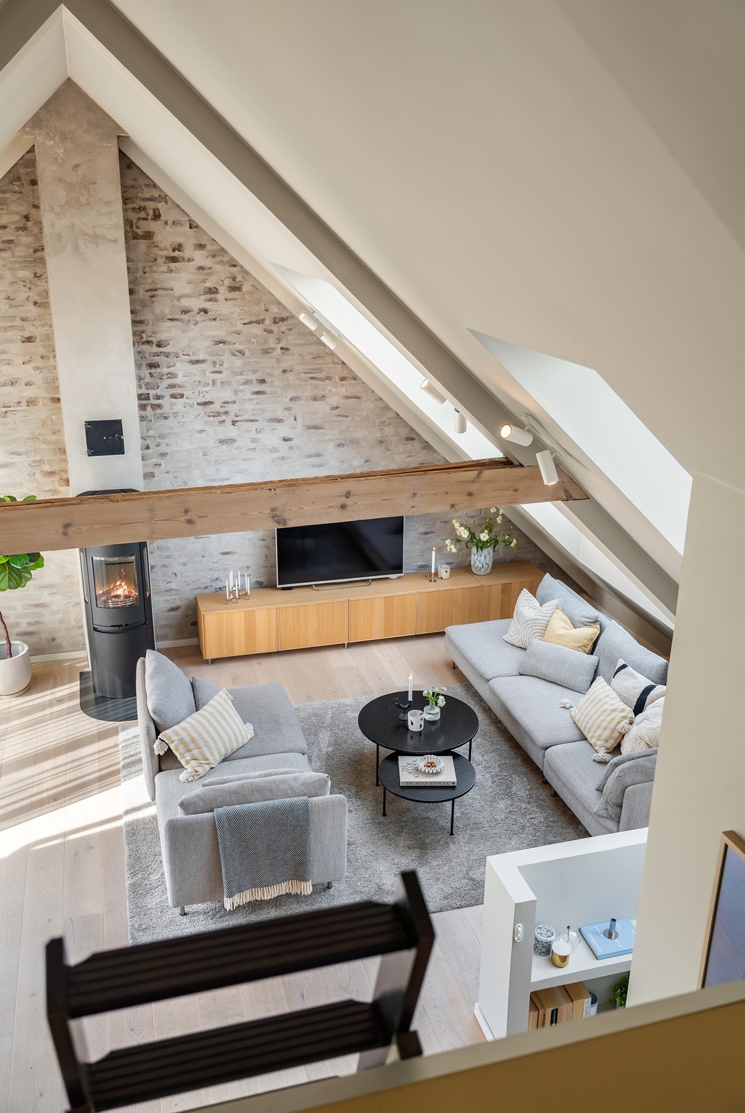 Utvidelse og totalrenovering av leiligheten i 2020 ble tegnet av KOHT Arkitekter i Oslo. Galleribilde