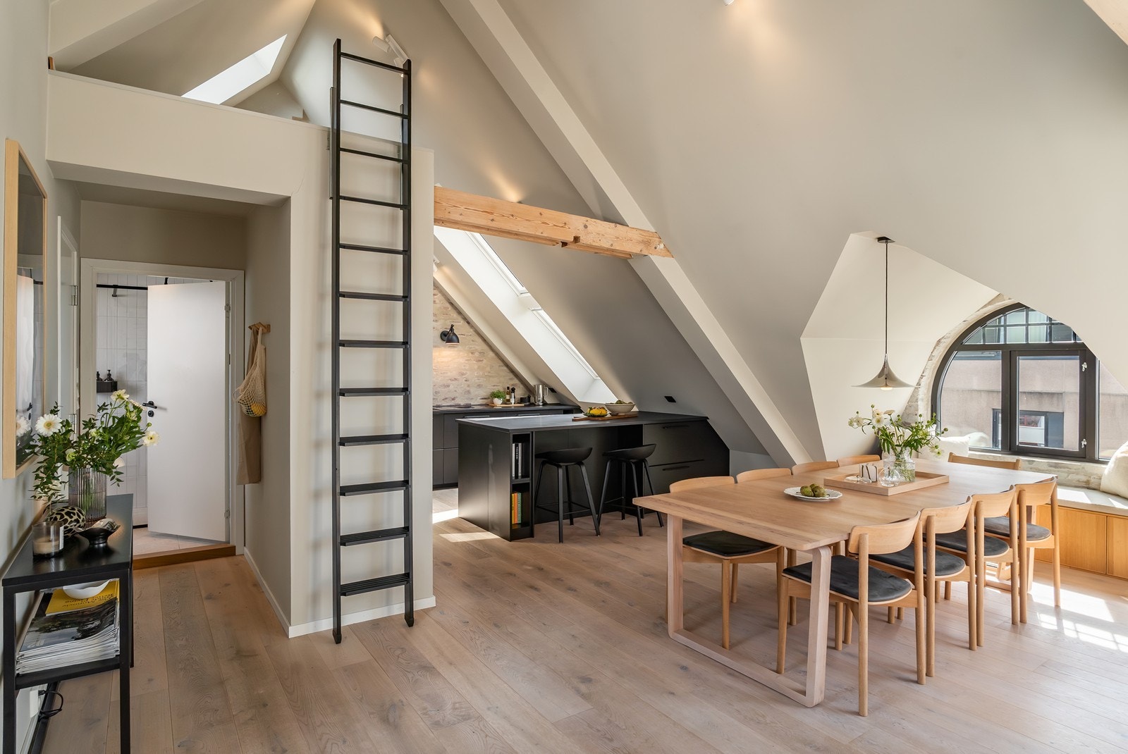 Rommet oppleves stort og åpent, med en naturlig inndeling av de ulike sonene. Galleribilde