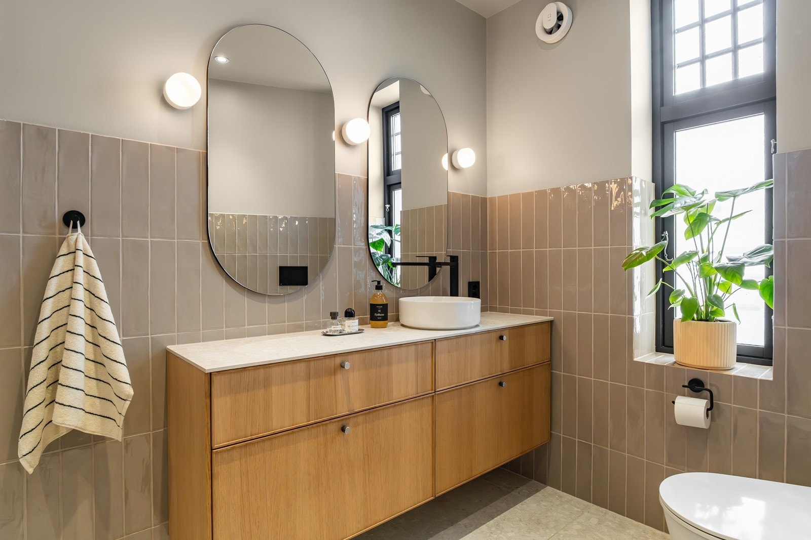 Badet i denne etasjen har en perfekt kombinasjon av moderne og tidløs stil. Galleribilde