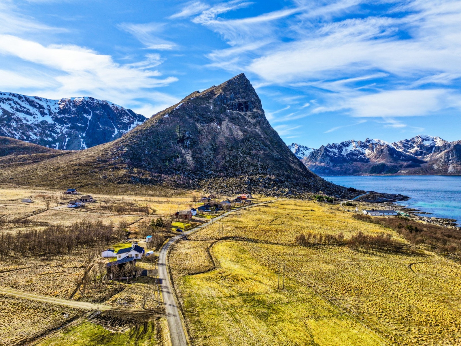Solforholdene er en særlig kvalitet ved eiendommen. Her kan man nyte sol store deler av dagen, og kveldssolen over havet gir ofte et vakkert og stemningsfullt lysspill. Galleribilde