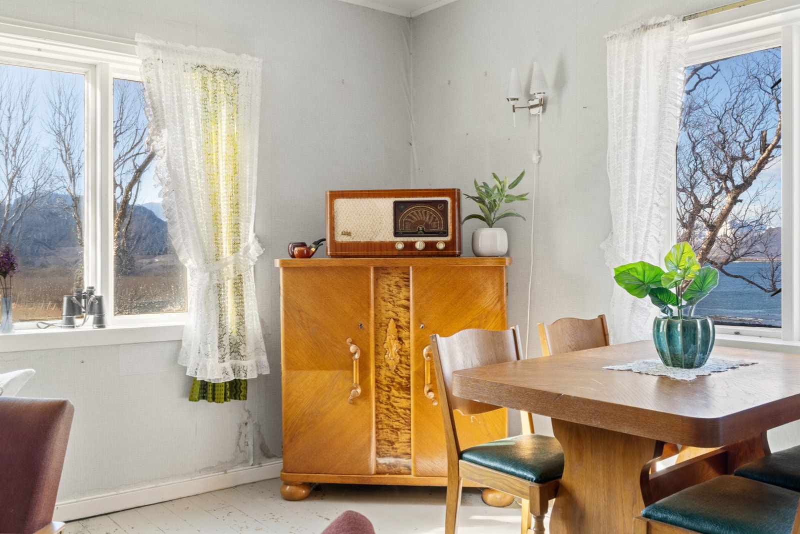 Den gjennomgående bruken av treverk gir en rolig og harmonisk base som enkelt kan tilpasses med personlig stil og innredning. Galleribilde