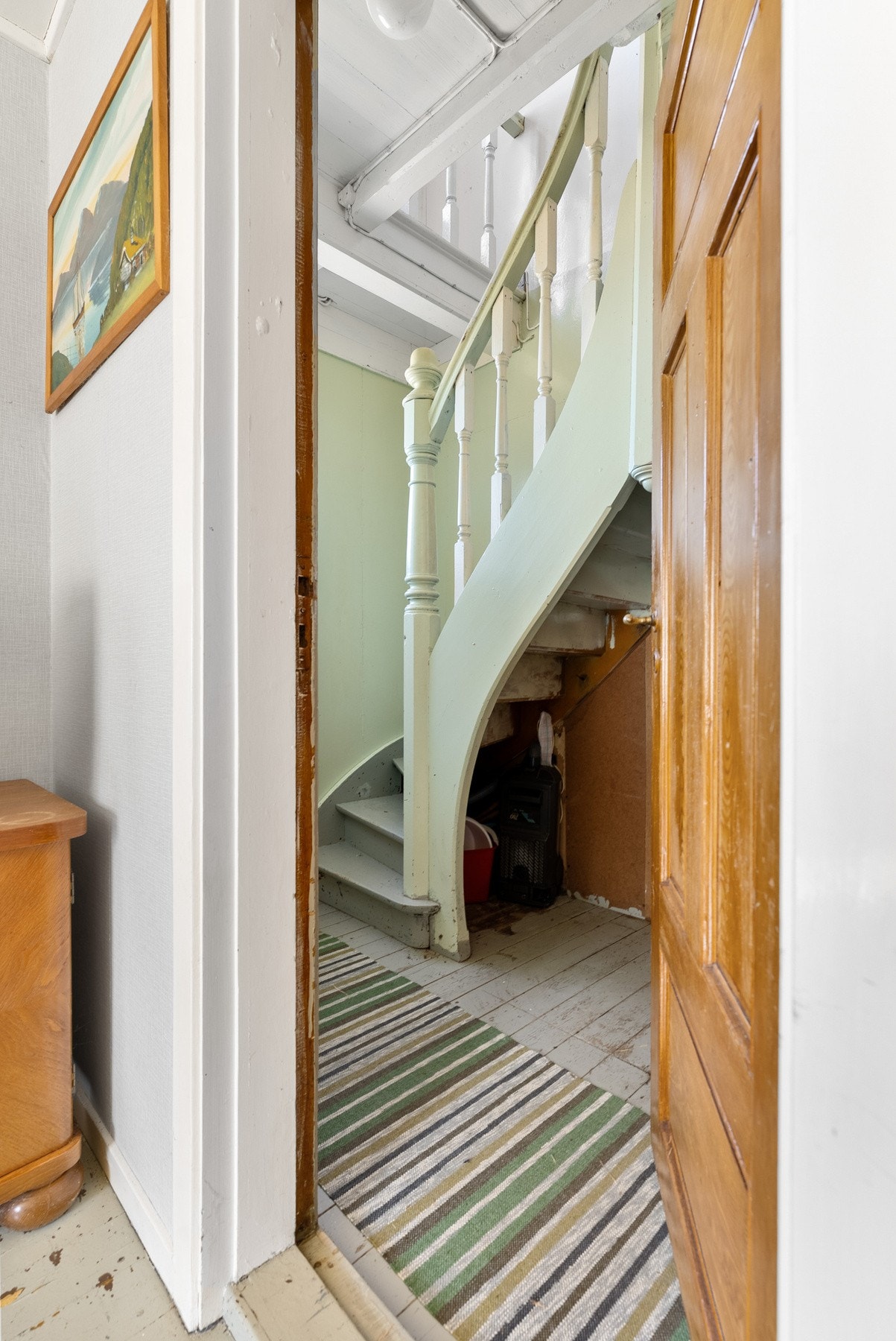 En malt tretrapp fører opp til loftsetasjen, hvor man finner hyttas private sone. Galleribilde