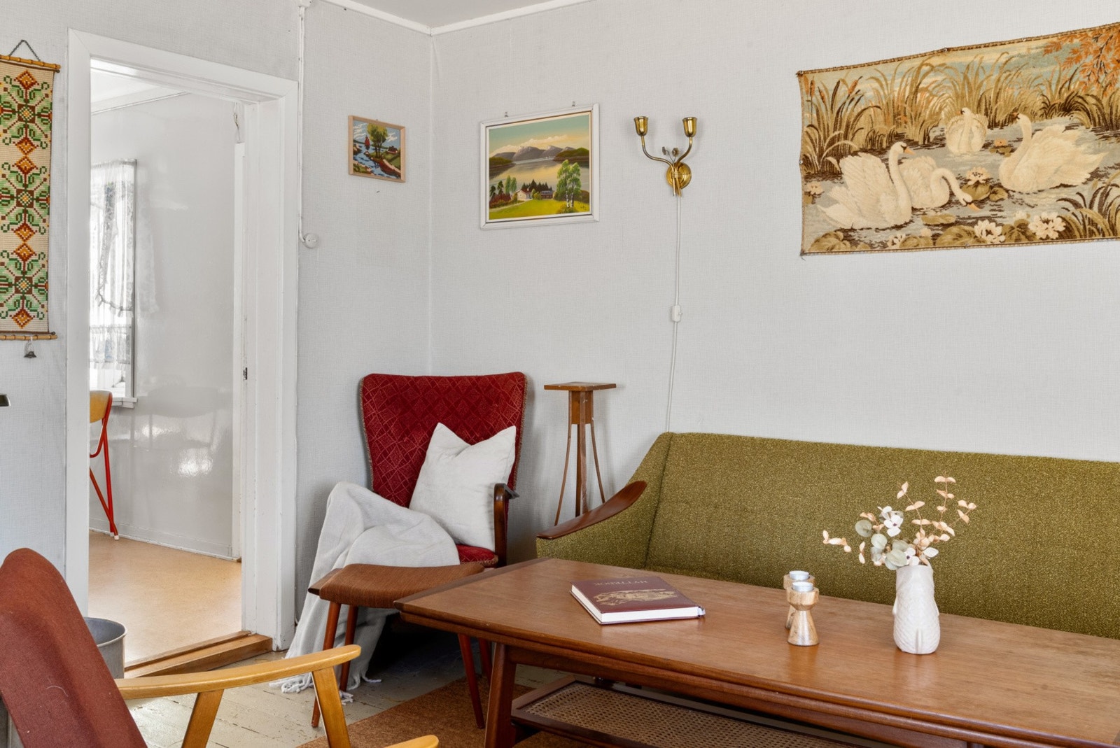 Her er det fin plass til å innrede med en komfortabel sofagruppe. Galleribilde