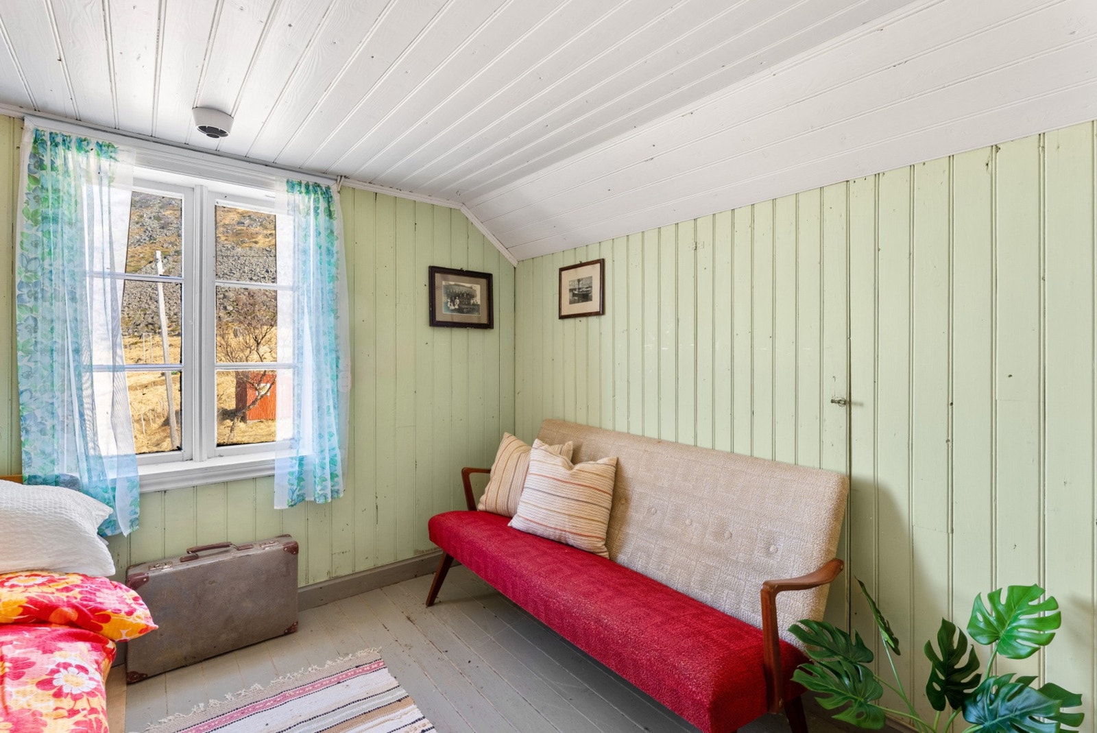 Soverommene har en sjarmerende karakter, typisk for loftsrom, og gir en intim og koselig atmosfære. Galleribilde
