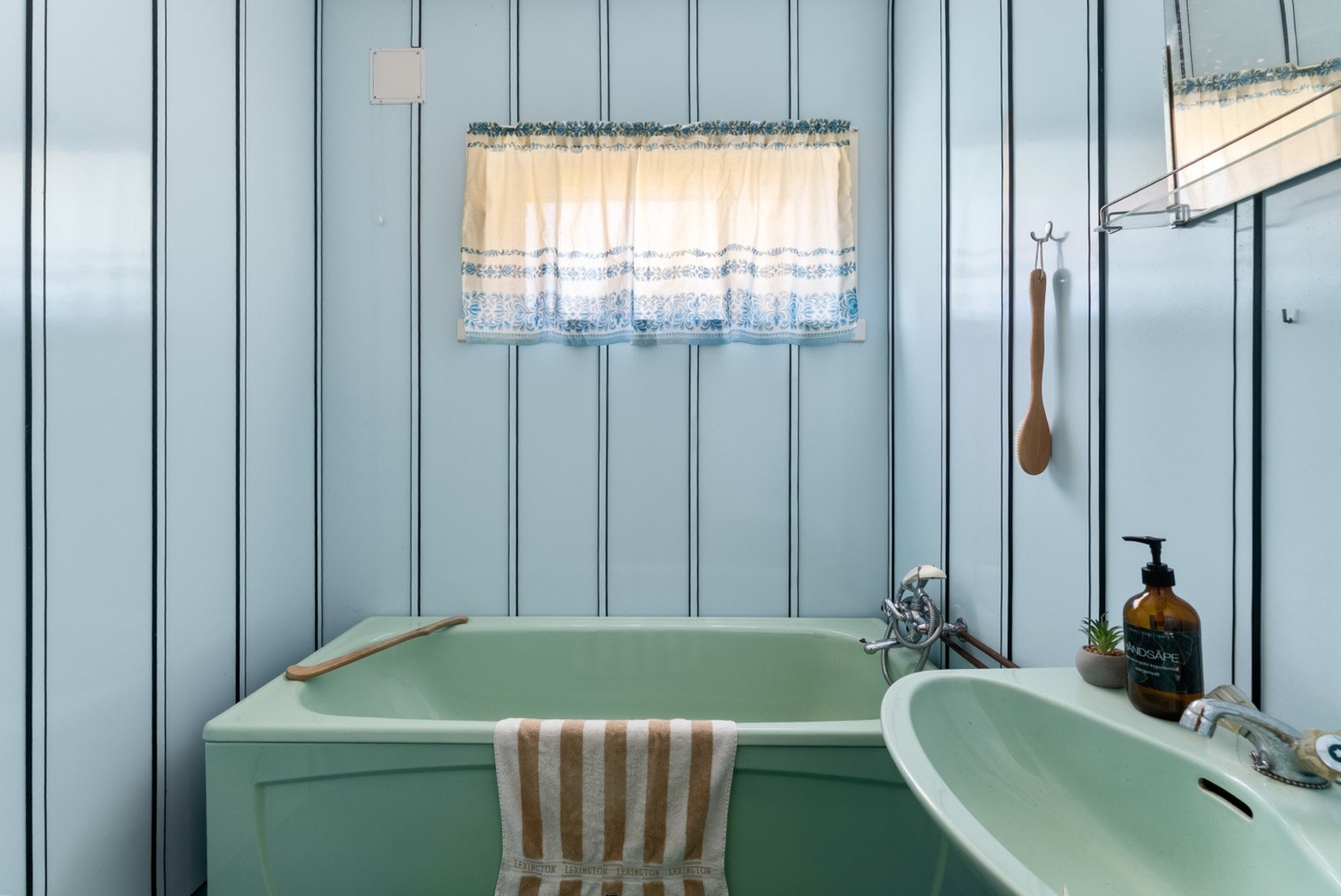 Badet er innredet med tanke på funksjonalitet og er utstyrt med både servant og badekar, noe som gir en ekstra komfort i hverdagen. Galleribilde