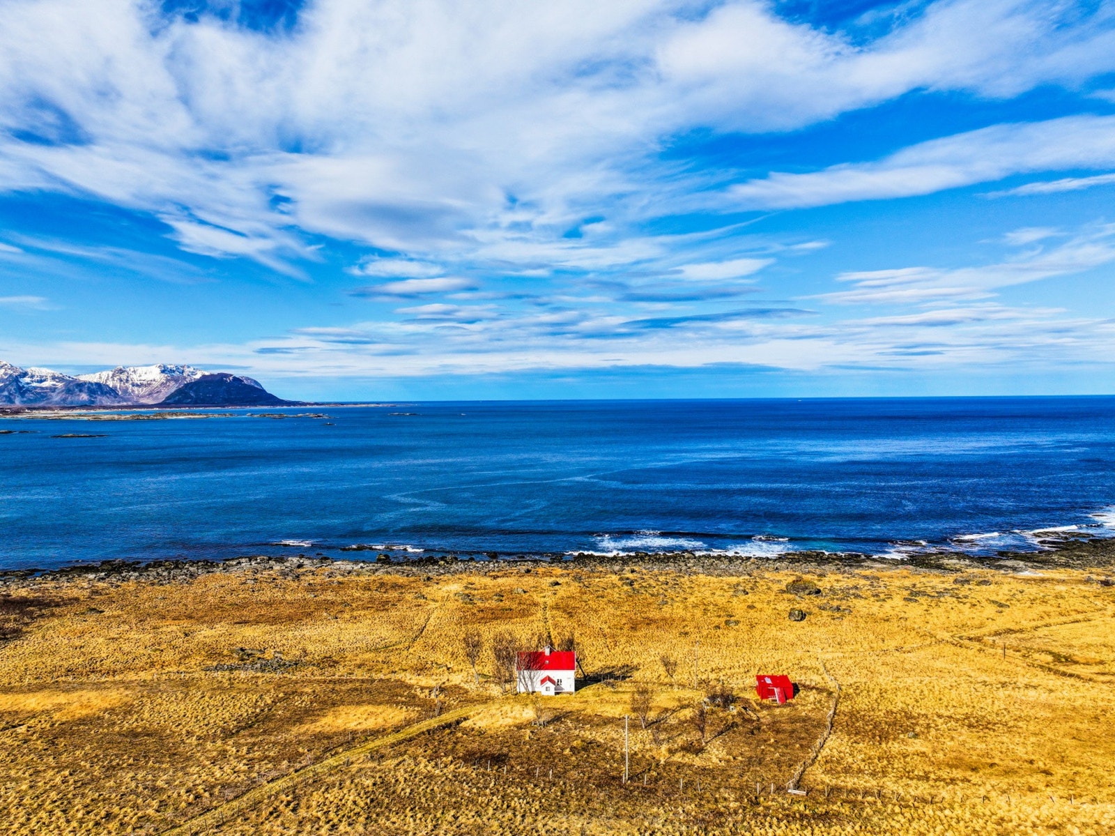 Fra eiendommen kan man legge ut på tur direkte i nærområdet og gå rundt fjellet - først til lykta, videre til Festvåg og deretter inn mot Sundlandsfjorden. Galleribilde