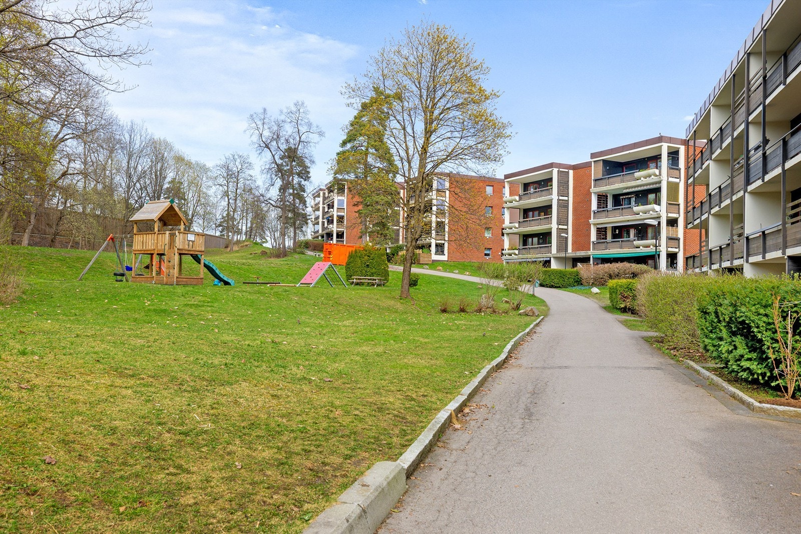 Sameiets felles tomt er pent opparbeidet med plener, beplantning og interne veier. Galleribilde
