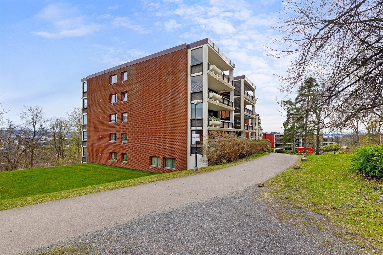 Eiendommen ligger i et rolig og etablert boligområde på Ullern. Galleribilde