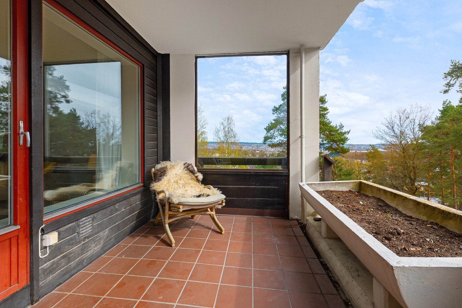 Balkongen på 11 m² har flislagt gulv og god plass til en sittegruppe. Galleribilde