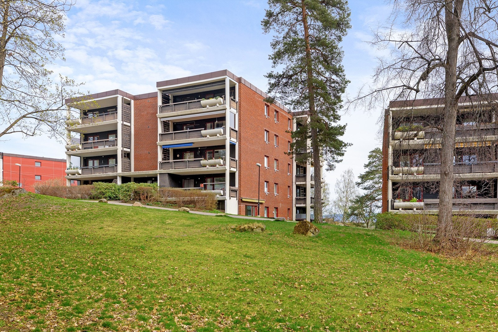 Bygget er fra 1981, med fasader i hovedsak av tegl- og murverk. Galleribilde
