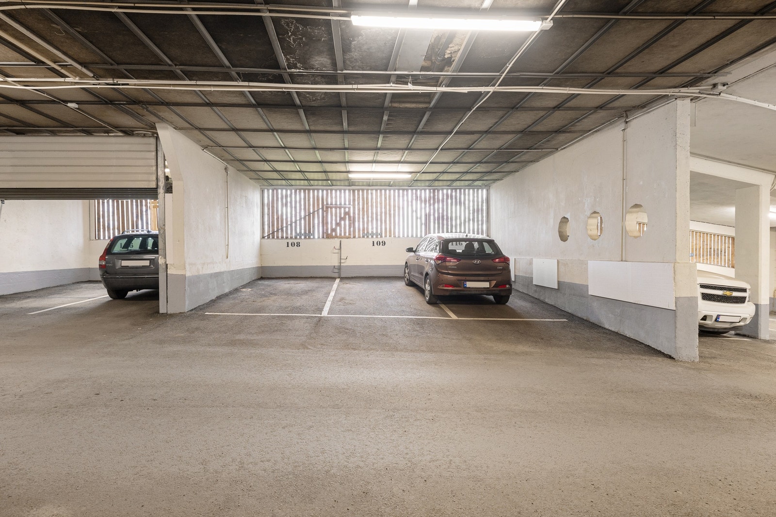 Det medfølger en fast parkeringsplass (nr. 109) i felles, lukket garasjeanlegg i underetasjen. Galleribilde