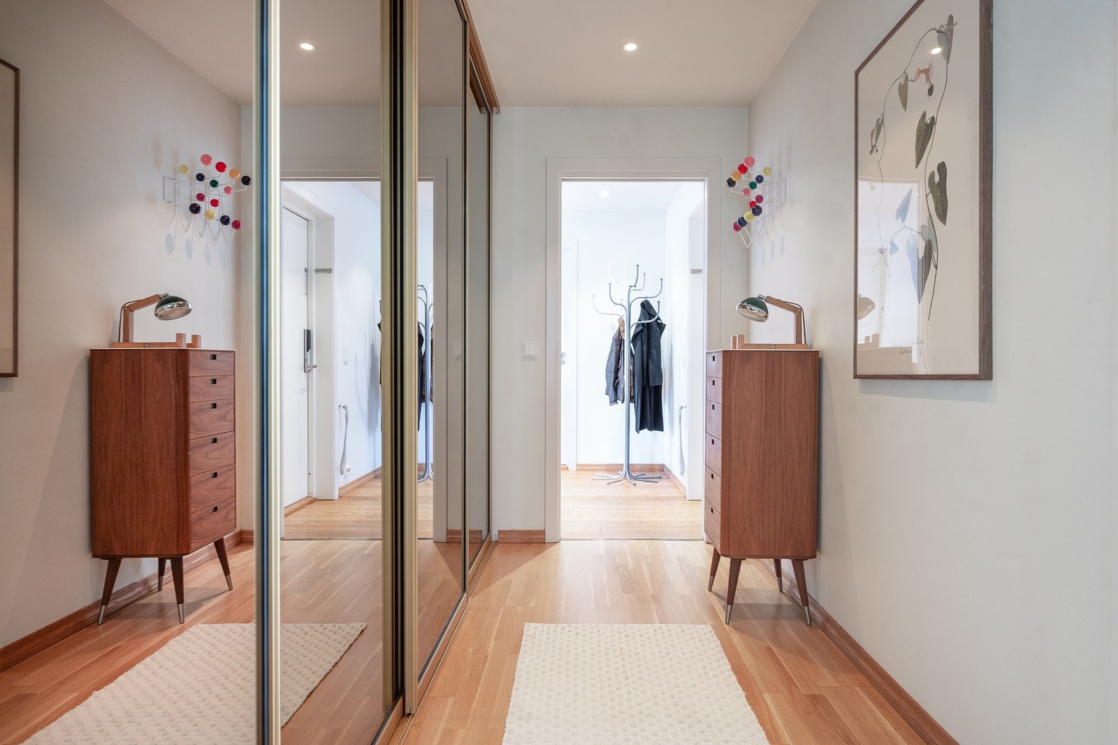 Hall med skyvedørsgarderobe med speildører. Galleribilde