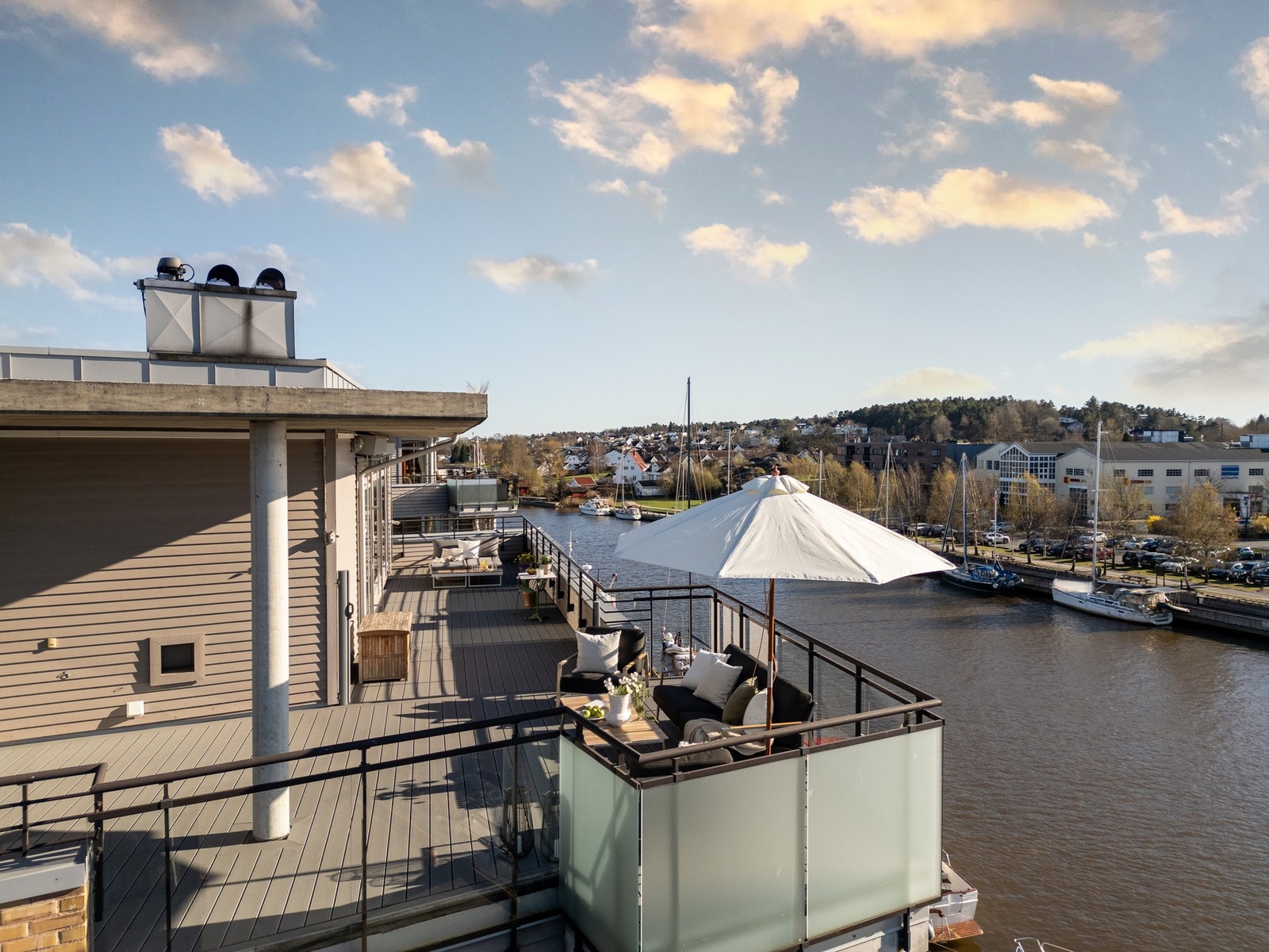 Her bor du med elvekontakt, utsikt og upåklagelige solforhold. Galleribilde