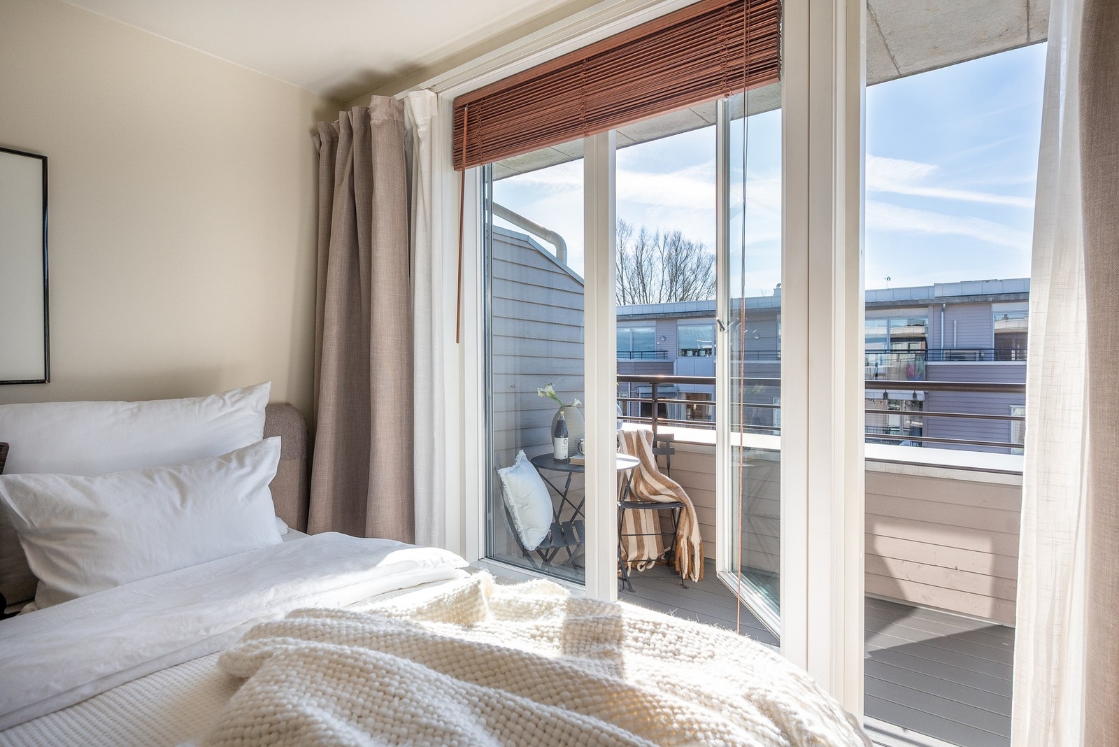 Dette er en deilig måte å starte dagen på; nyt kaffen med morgensolen på terrassen utenfor. Galleribilde